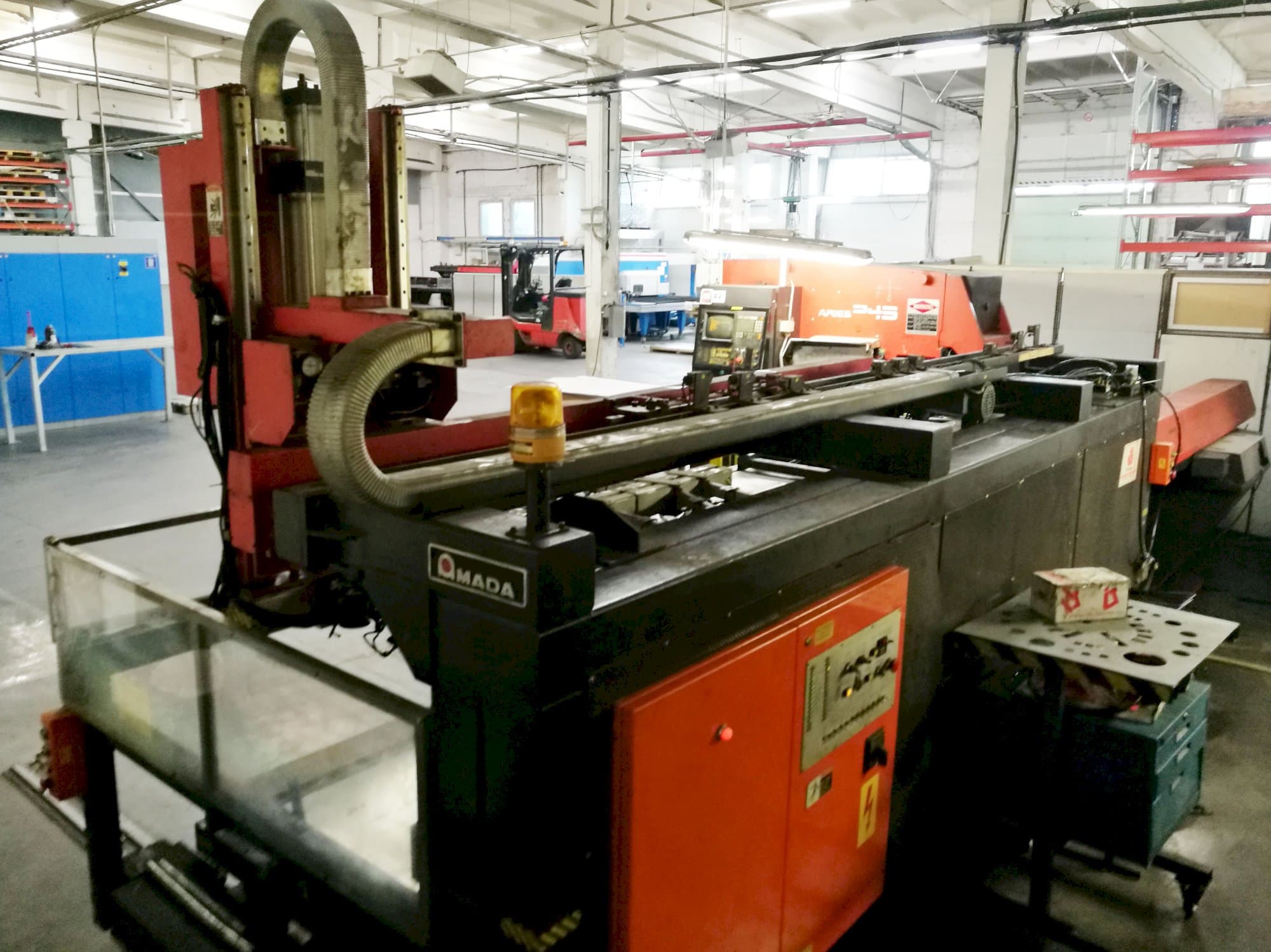 Prikaz lijeve strane  stroja AMADA ARIES 245