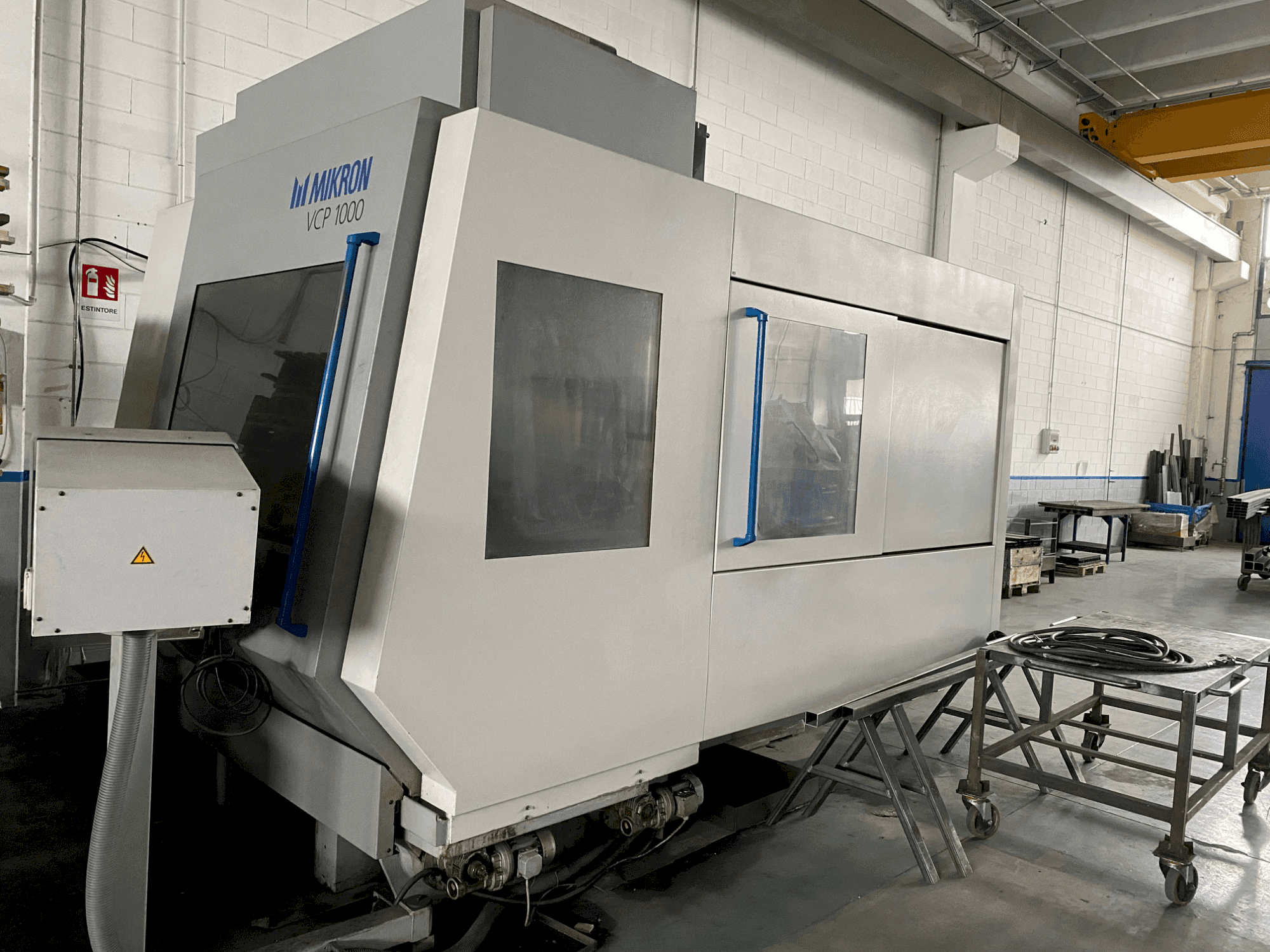 Prikaz  stroja MIKRON VCP 1000  sprijeda