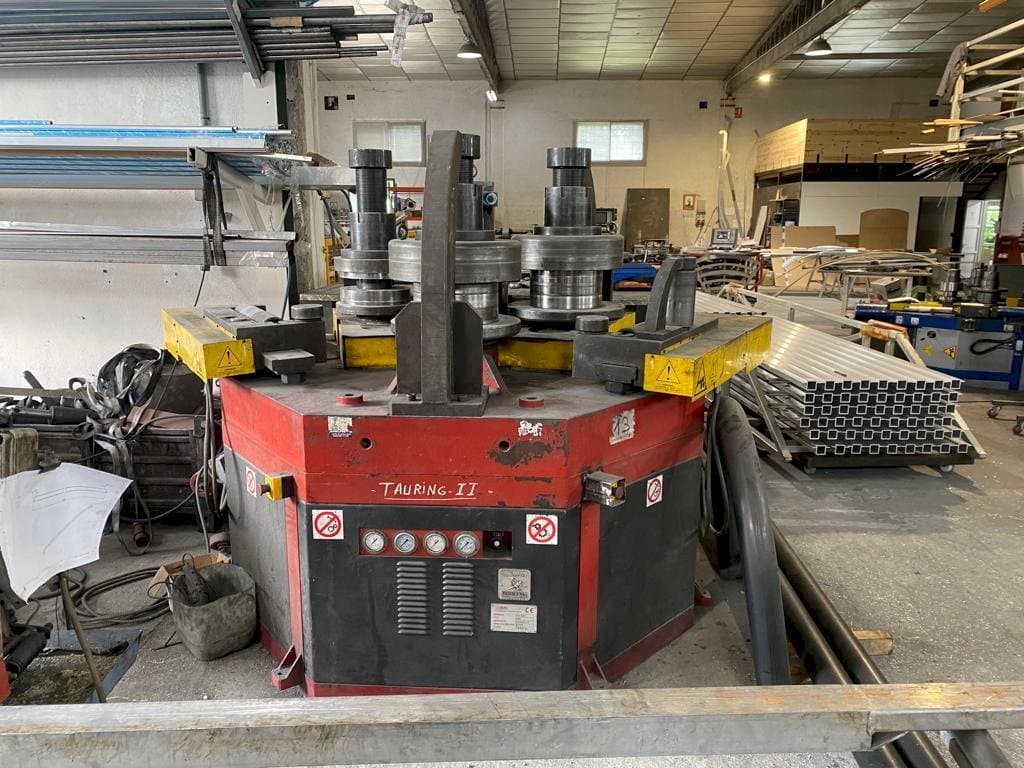 Prikaz  stroja Tauring Alfa 200  sprijeda