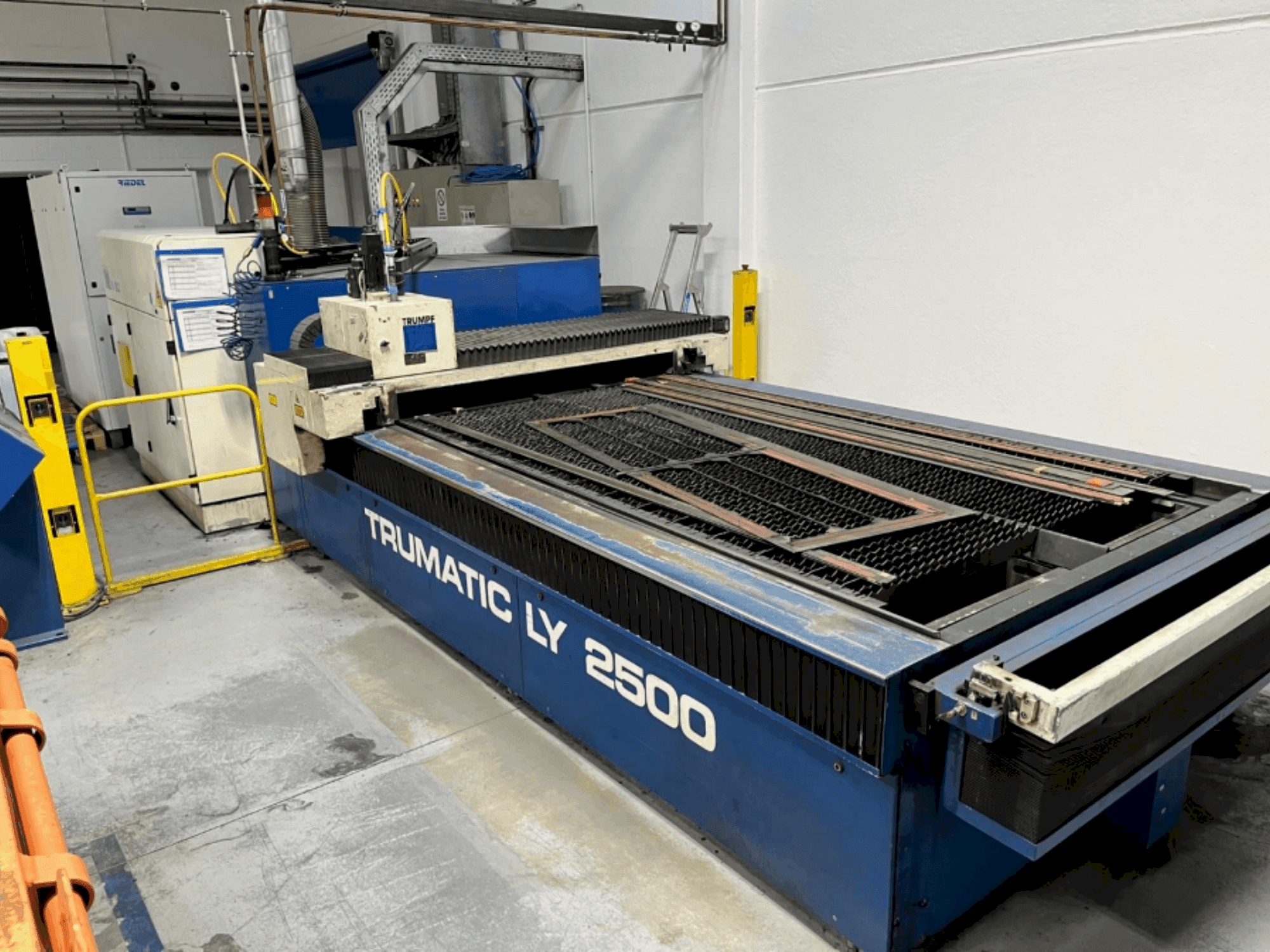 Prikaz  stroja TRUMPF Trumatic LY2500  sprijeda