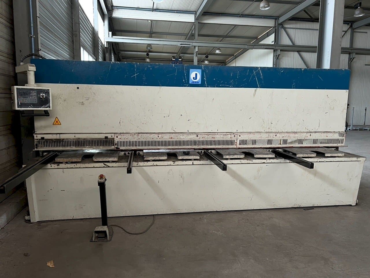 Prikaz  stroja JORDI CH 413  sprijeda