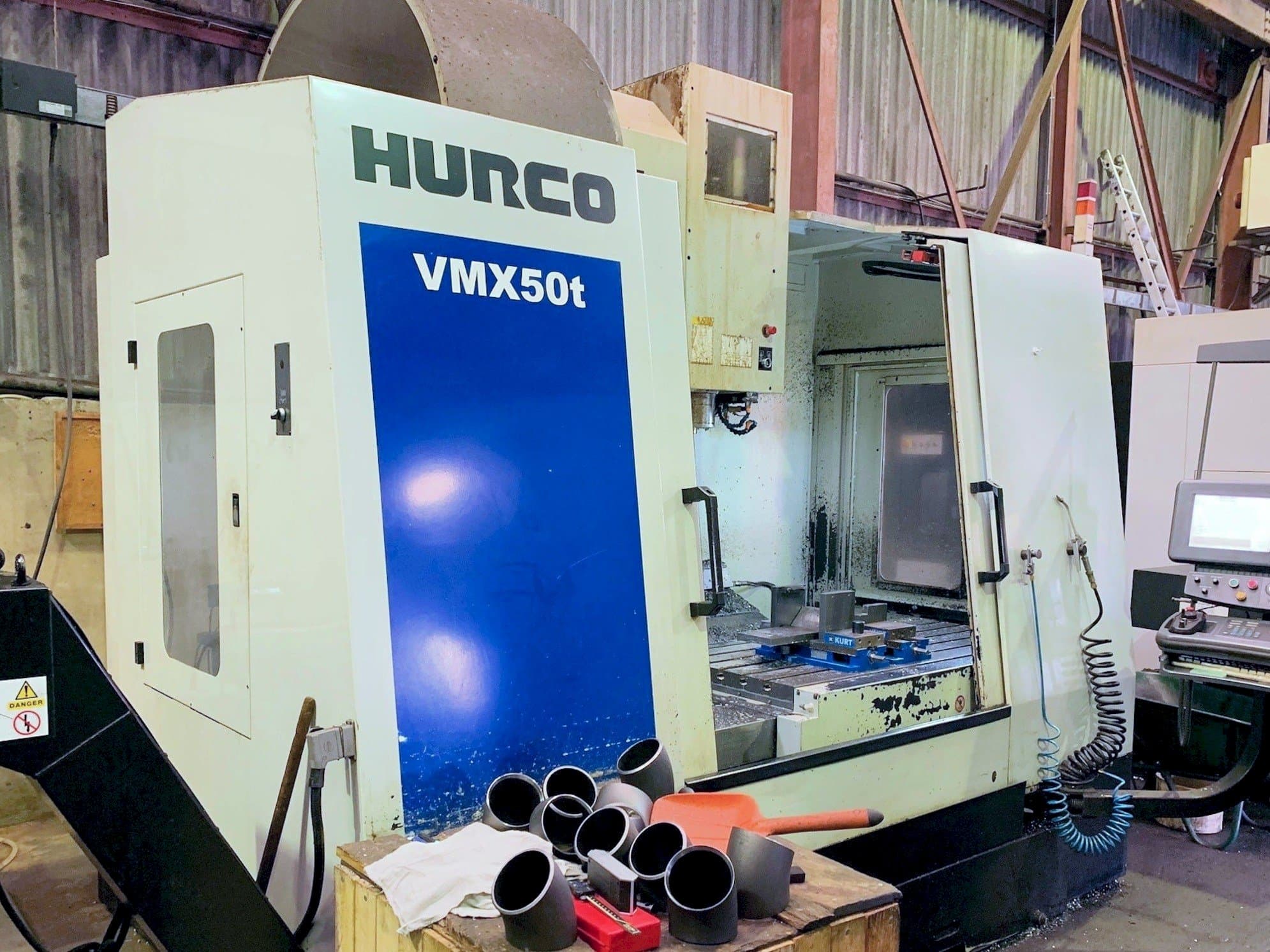 Prikaz  stroja Hurco VMX 50T  sprijeda