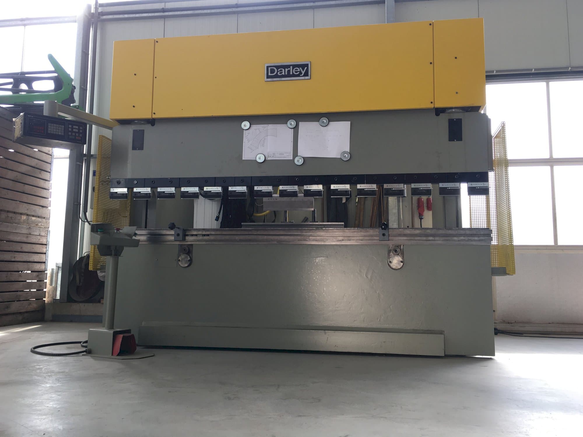 Prikaz  stroja Darley EHP 150 31/25 sprijeda