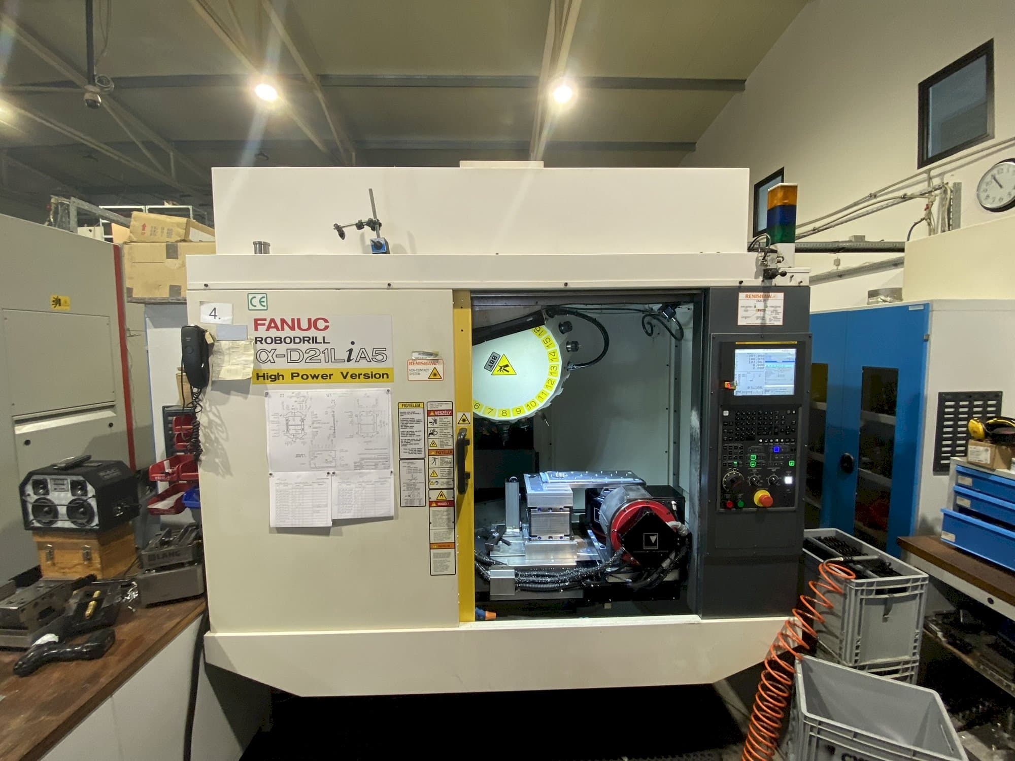 Prikaz  stroja FANUC Robodrill Alpha D21LiB5  sprijeda