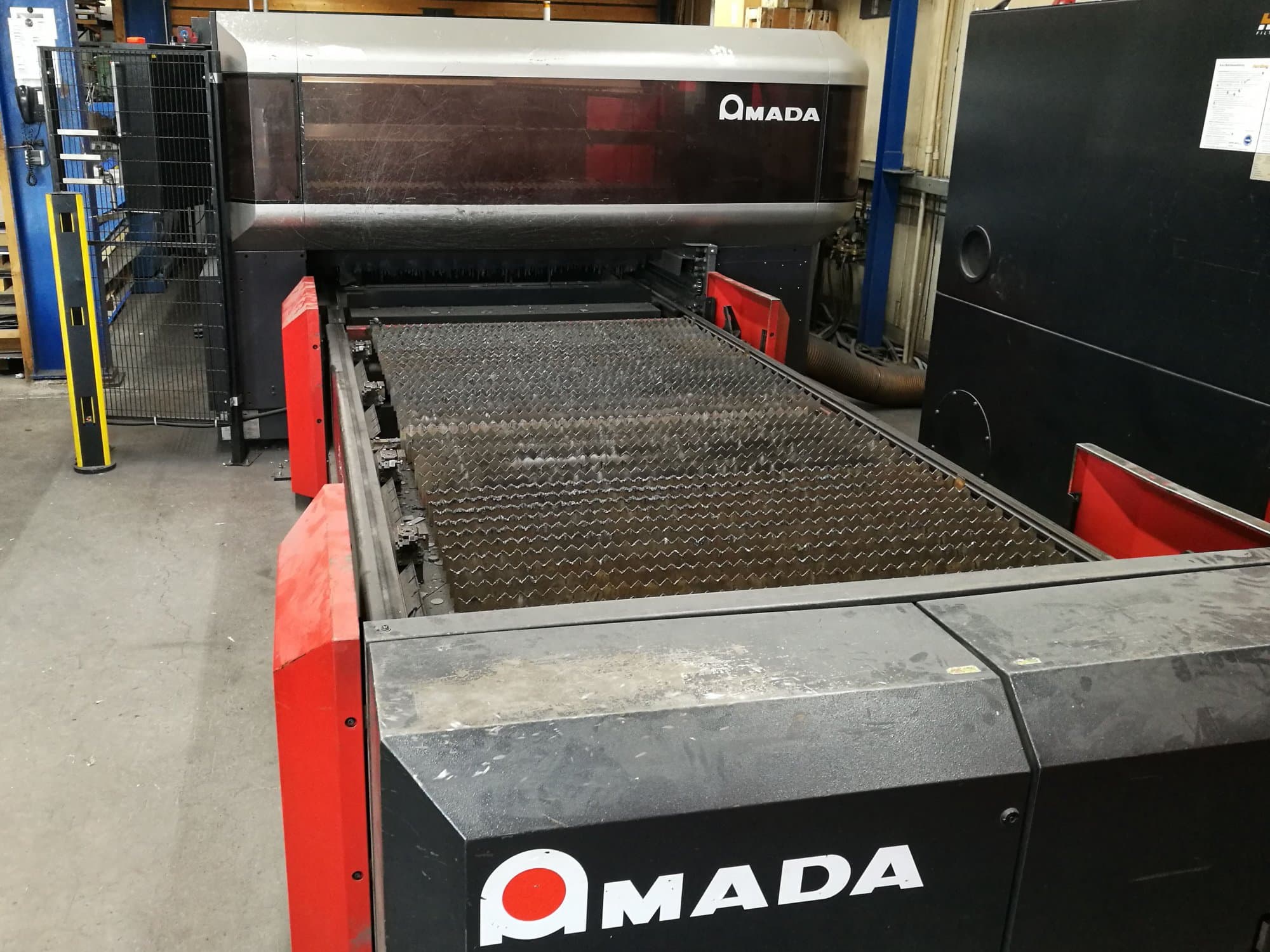 Prikaz  stroja AMADA LC 3015 X1 NT sprijeda