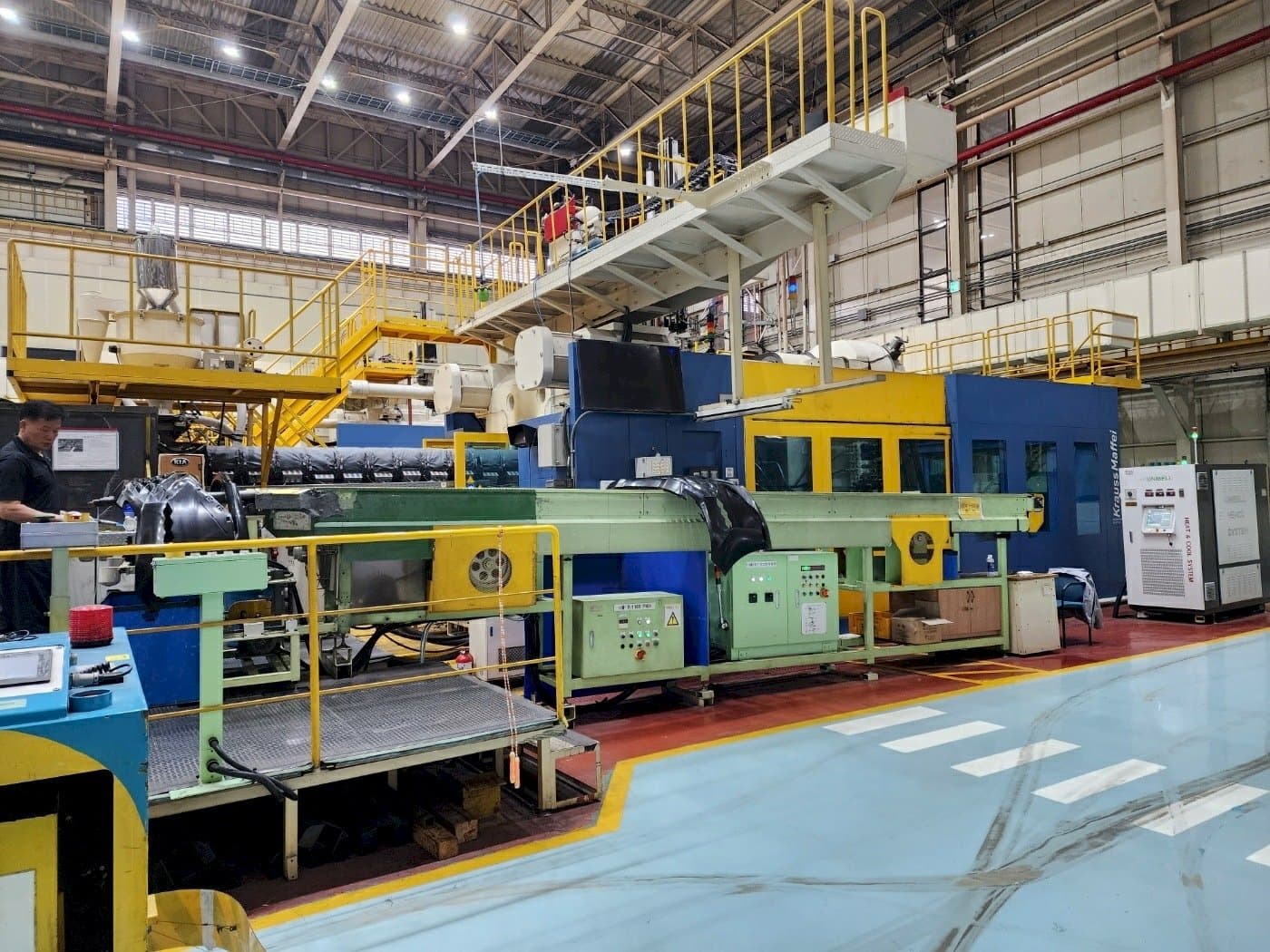 Prikaz  stroja Krauss Maffei 3200-24500  sprijeda