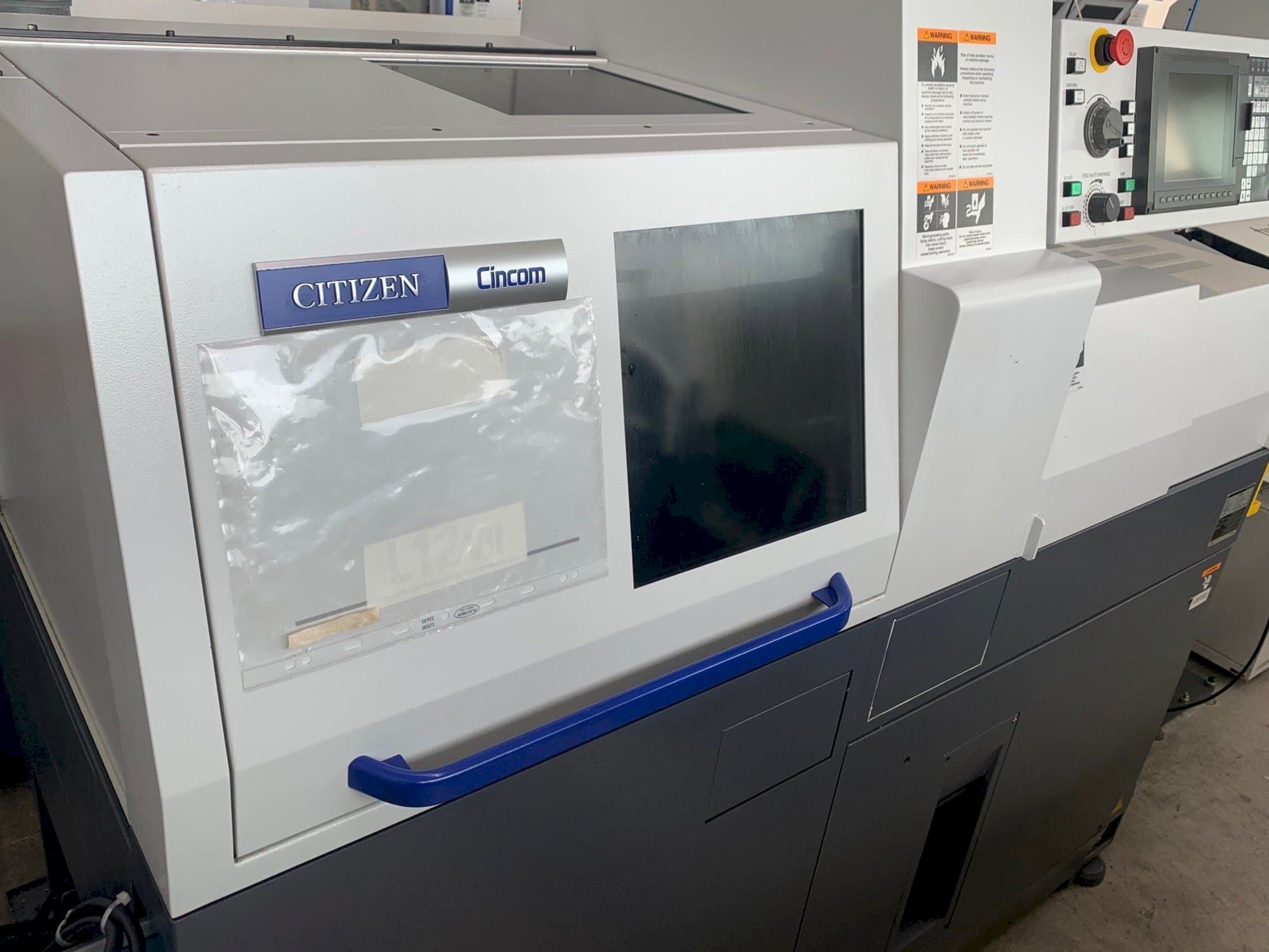 Prikaz  stroja Citizen Cincom L12  sprijeda