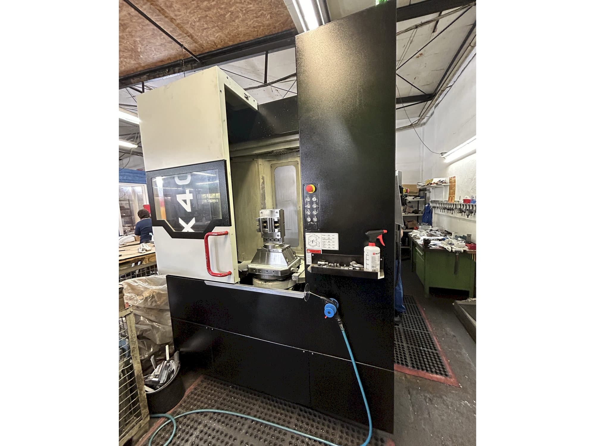 Prikaz  stroja Quaser HX404  sprijeda