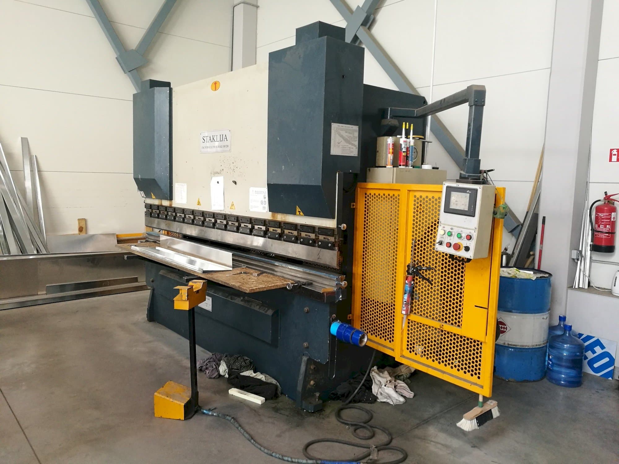 Prikaz  stroja Staklija WC67K-100x3200  sprijeda