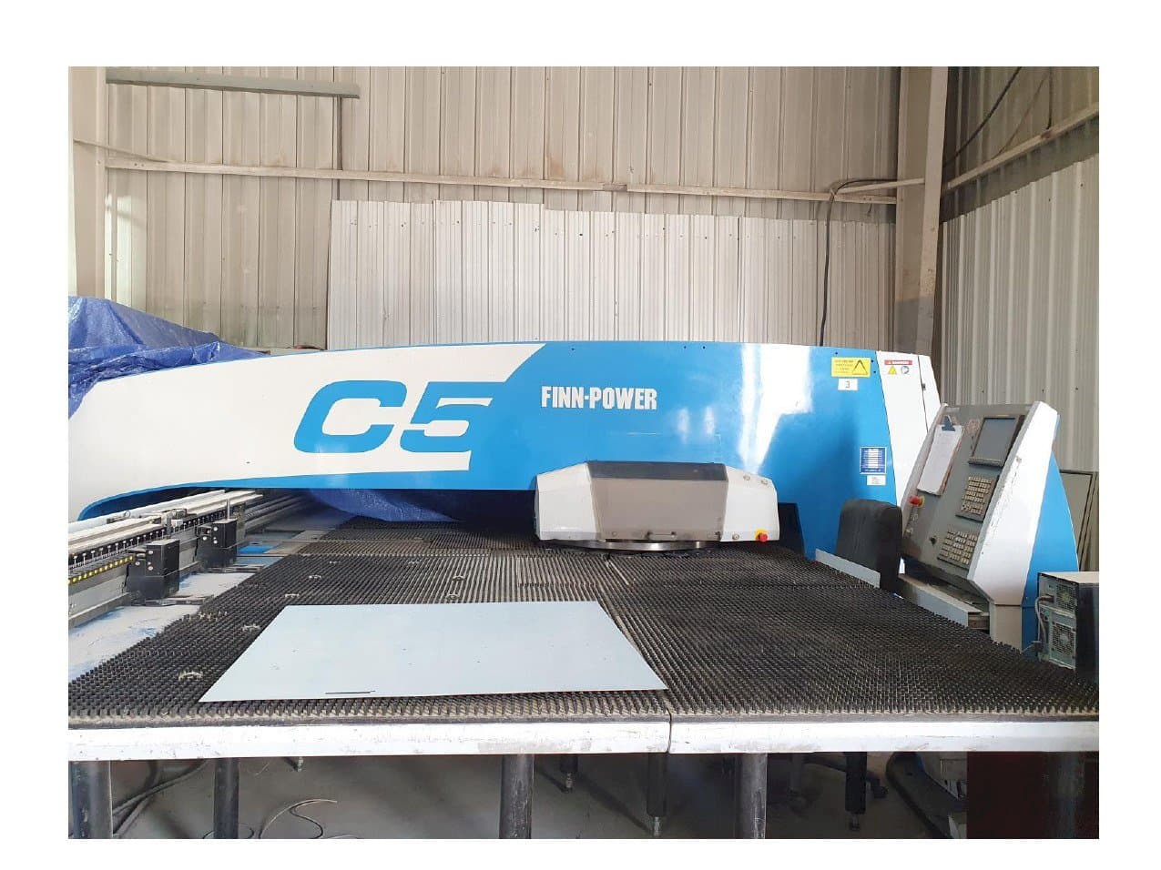 Prikaz  stroja Finn-Power C5  sprijeda