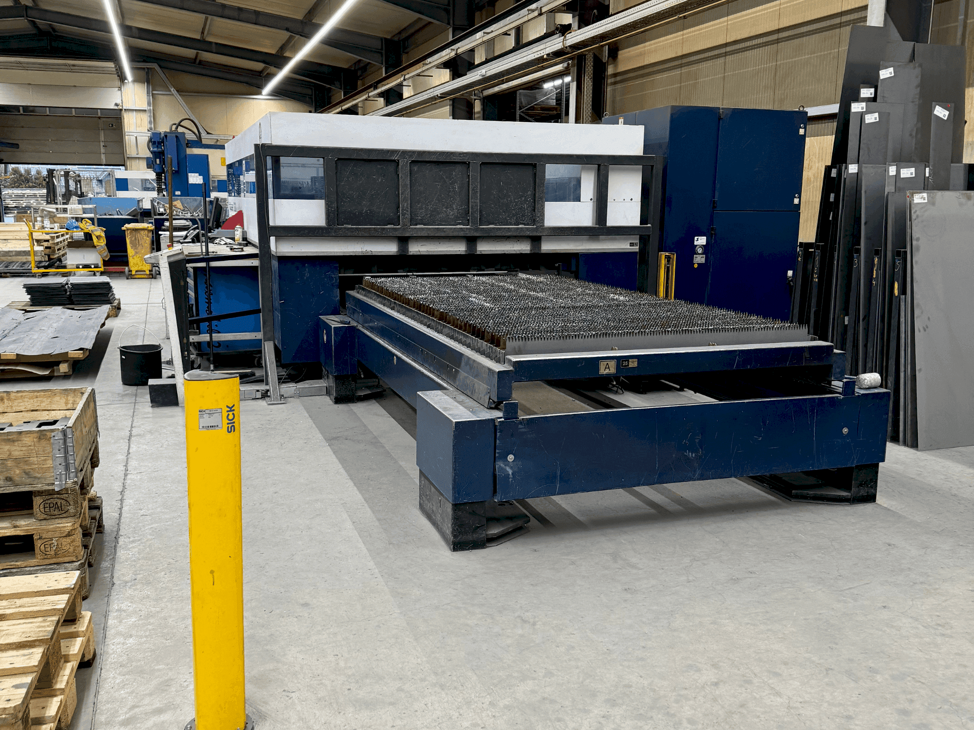 Prikaz  stroja TRUMPF TruLaser 3030 4kW (L20)  sprijeda