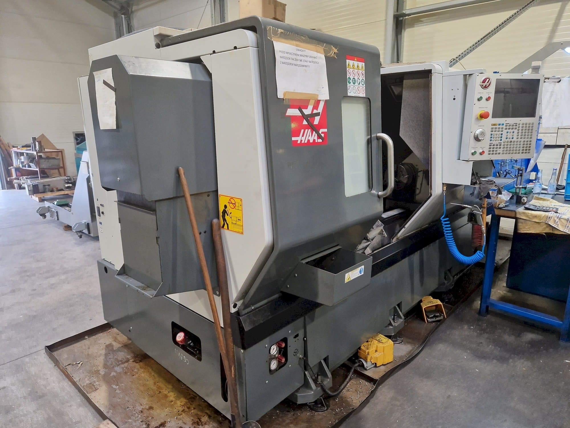 Prikaz lijeve strane  stroja HAAS DS-30Y
