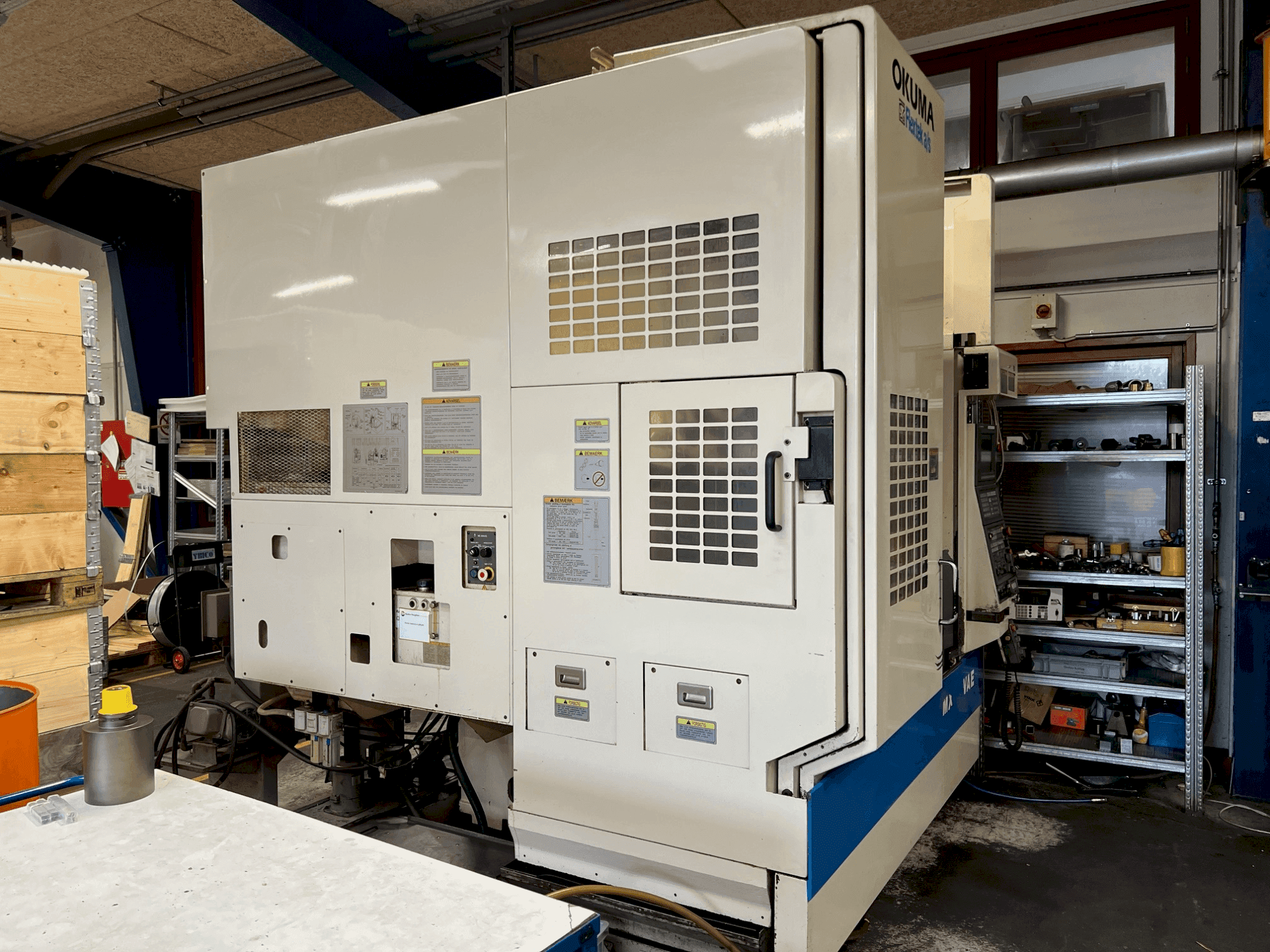 Prikaz  stroja Okuma MX-45 VAE  sprijeda