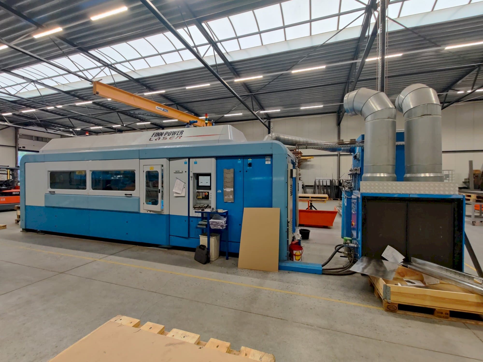 Prikaz  stroja Finn-Power FPL6-B  sprijeda