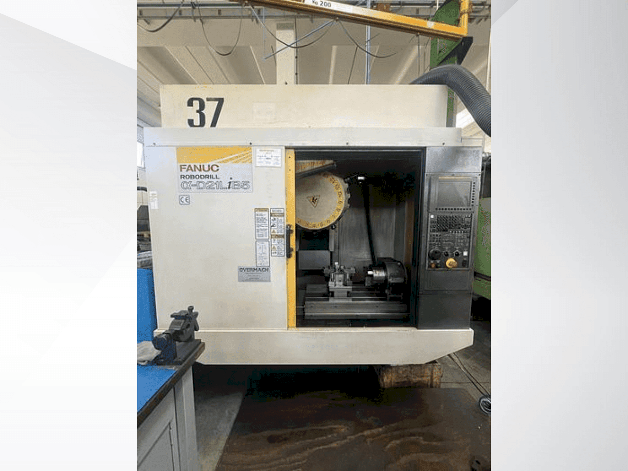 Prikaz  stroja FANUC Robodrill α-D21LiB5  sprijeda