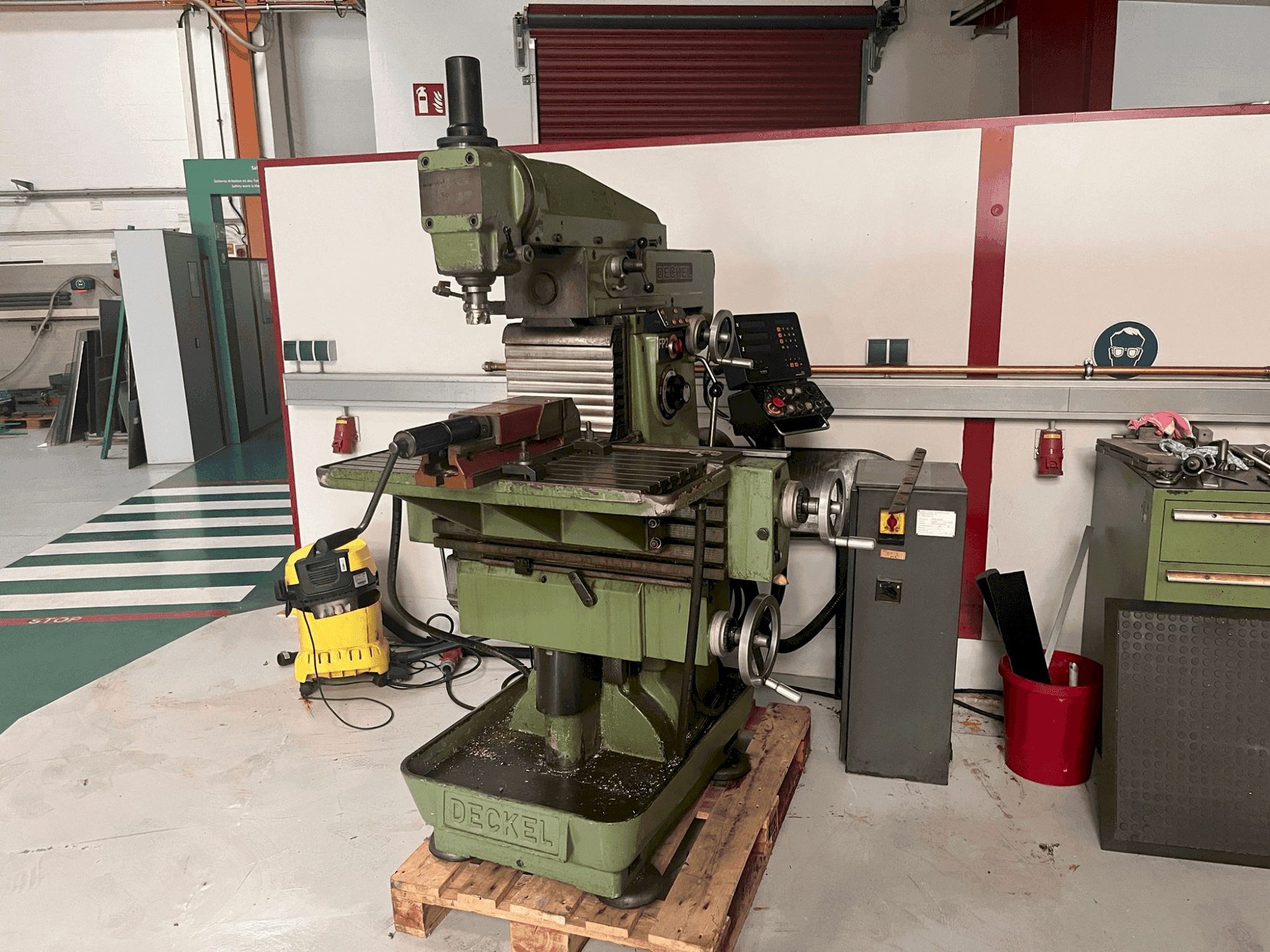 Prikaz  stroja DECKEL FP2  sprijeda