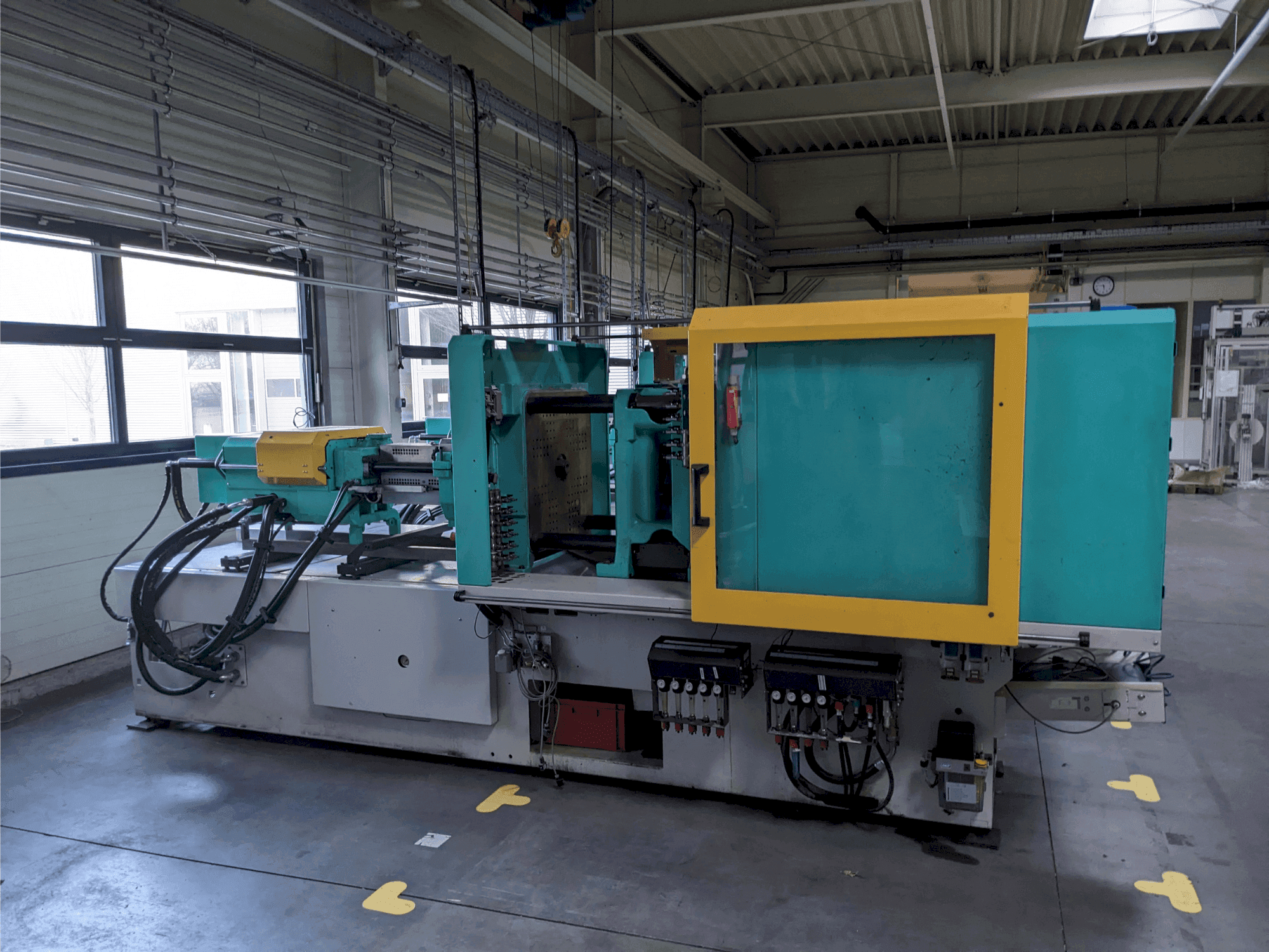 Prikaz  stroja Arburg 520 H 1500 - 400  sprijeda