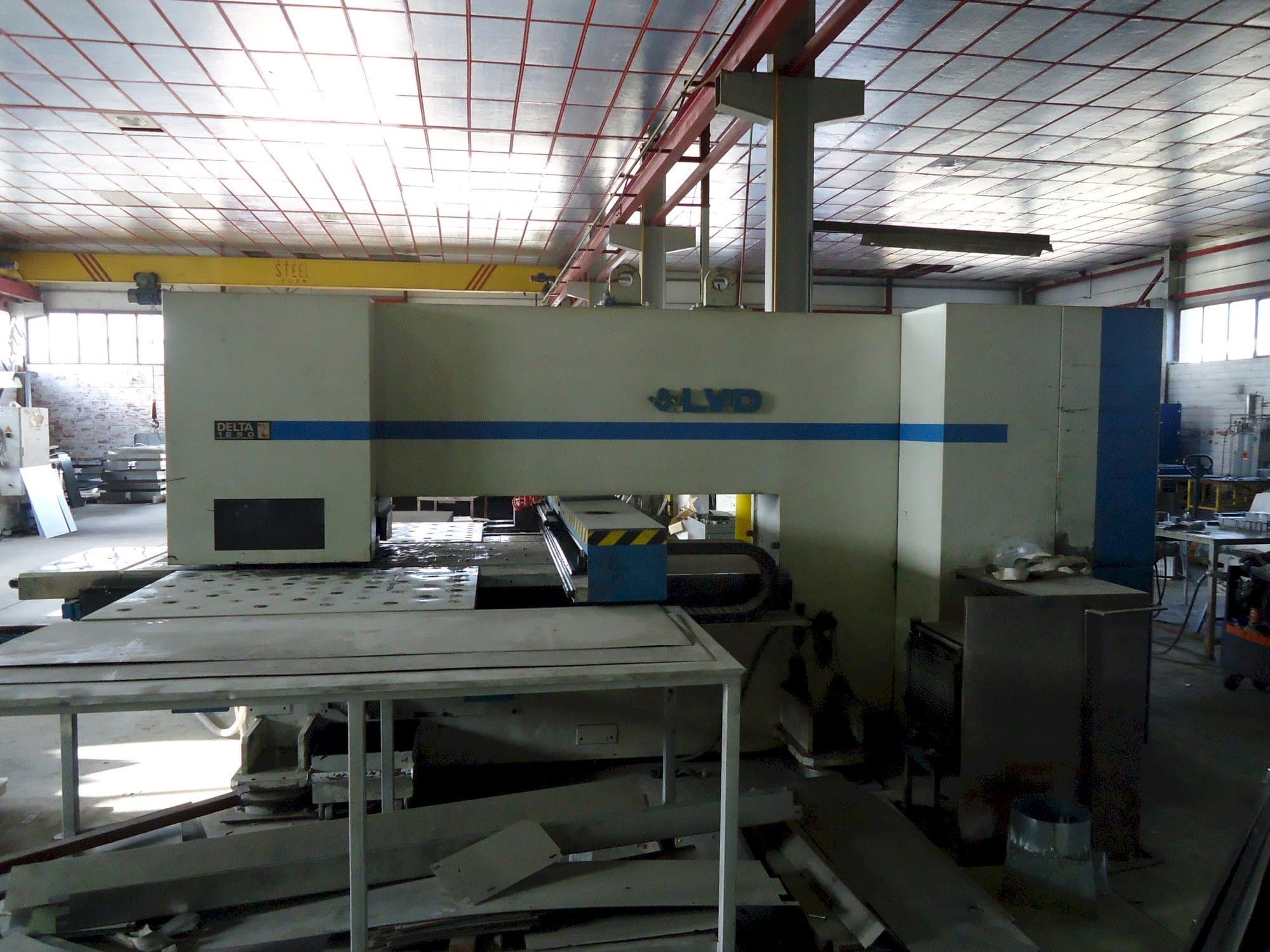 Prikaz  stroja LVD delta 1250  sprijeda