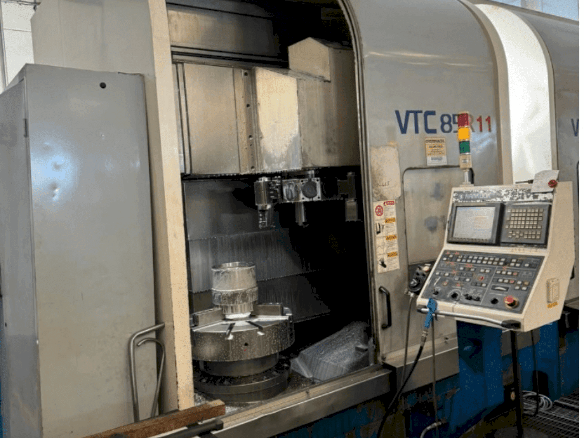 Prikaz  stroja HANKOOK VTC 85  sprijeda