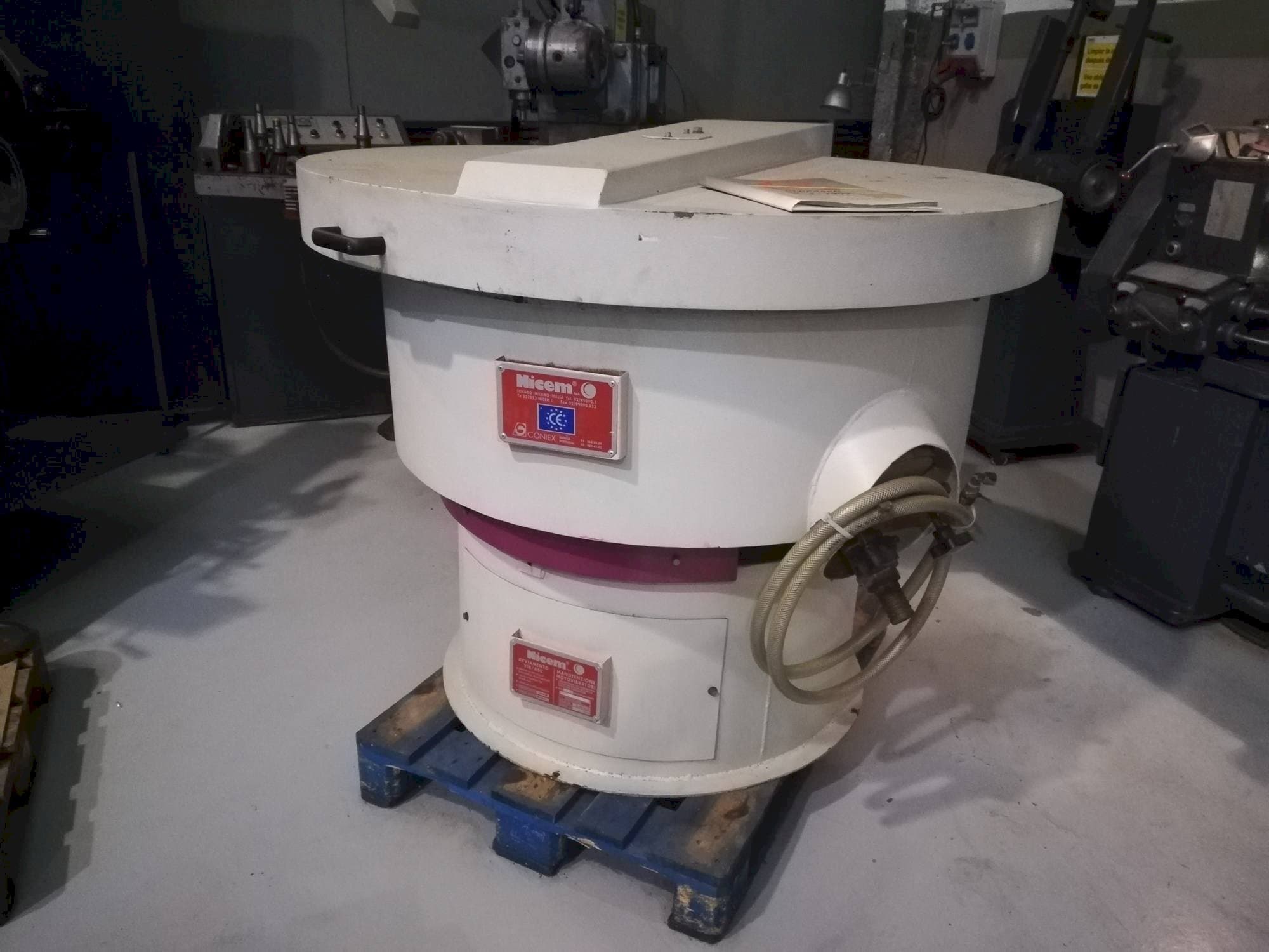 Prikaz  stroja NICEM VIB 250 SM  sprijeda