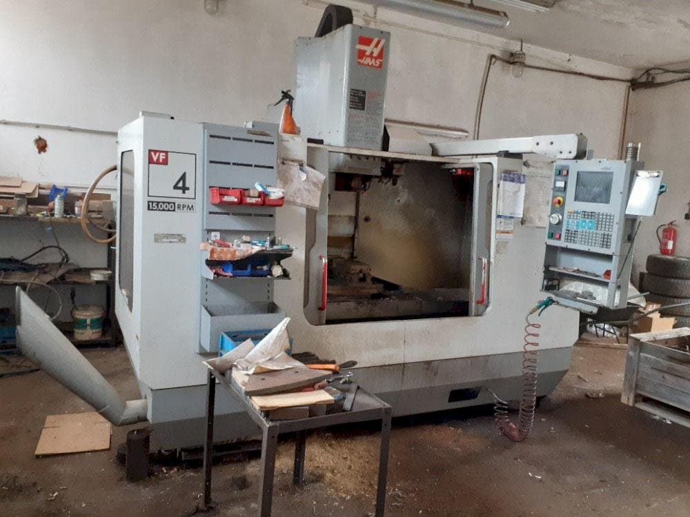 Prikaz  stroja HAAS VF-4 DHE  sprijeda