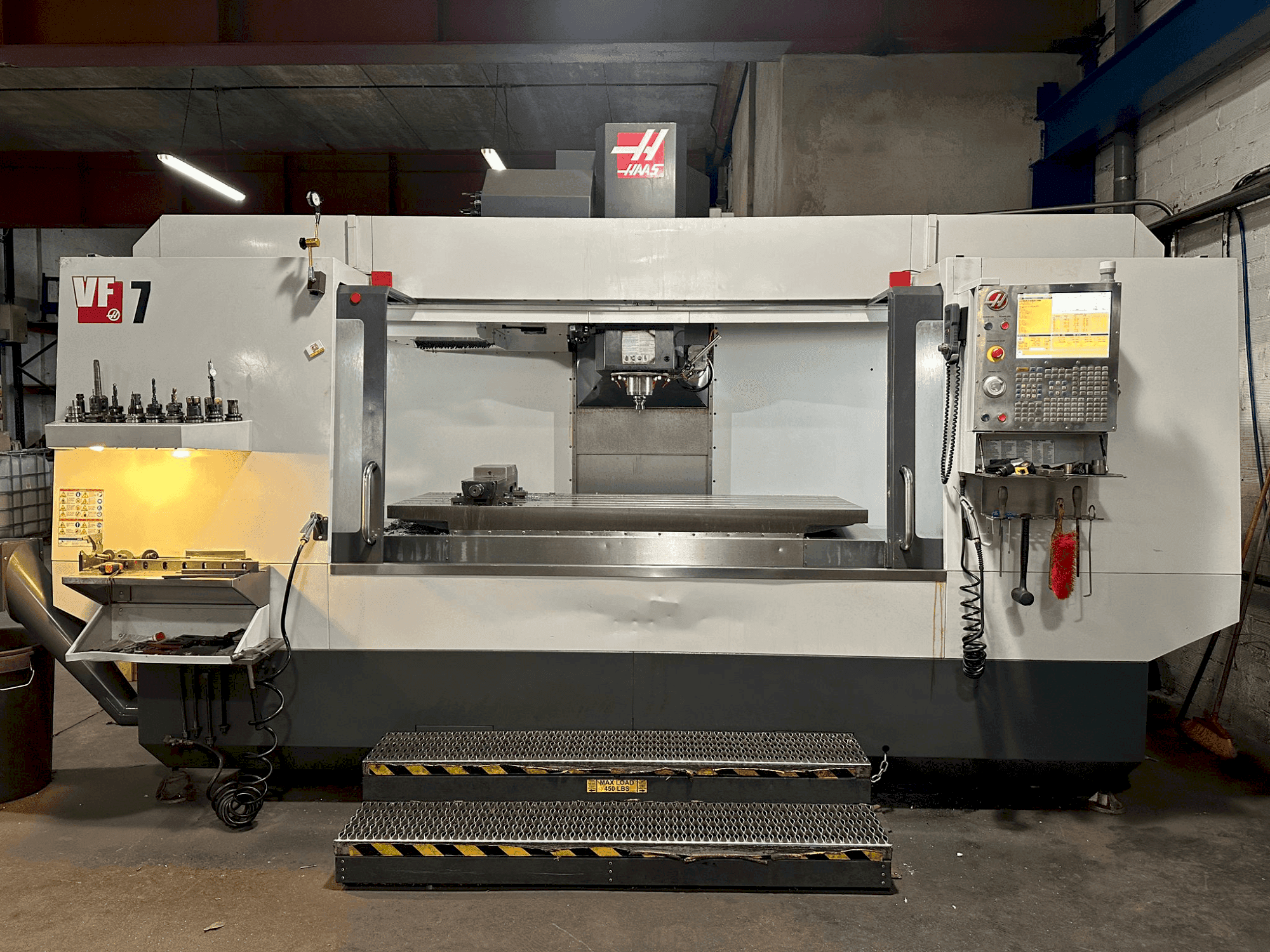 Prikaz  stroja HAAS VF-7/40  sprijeda