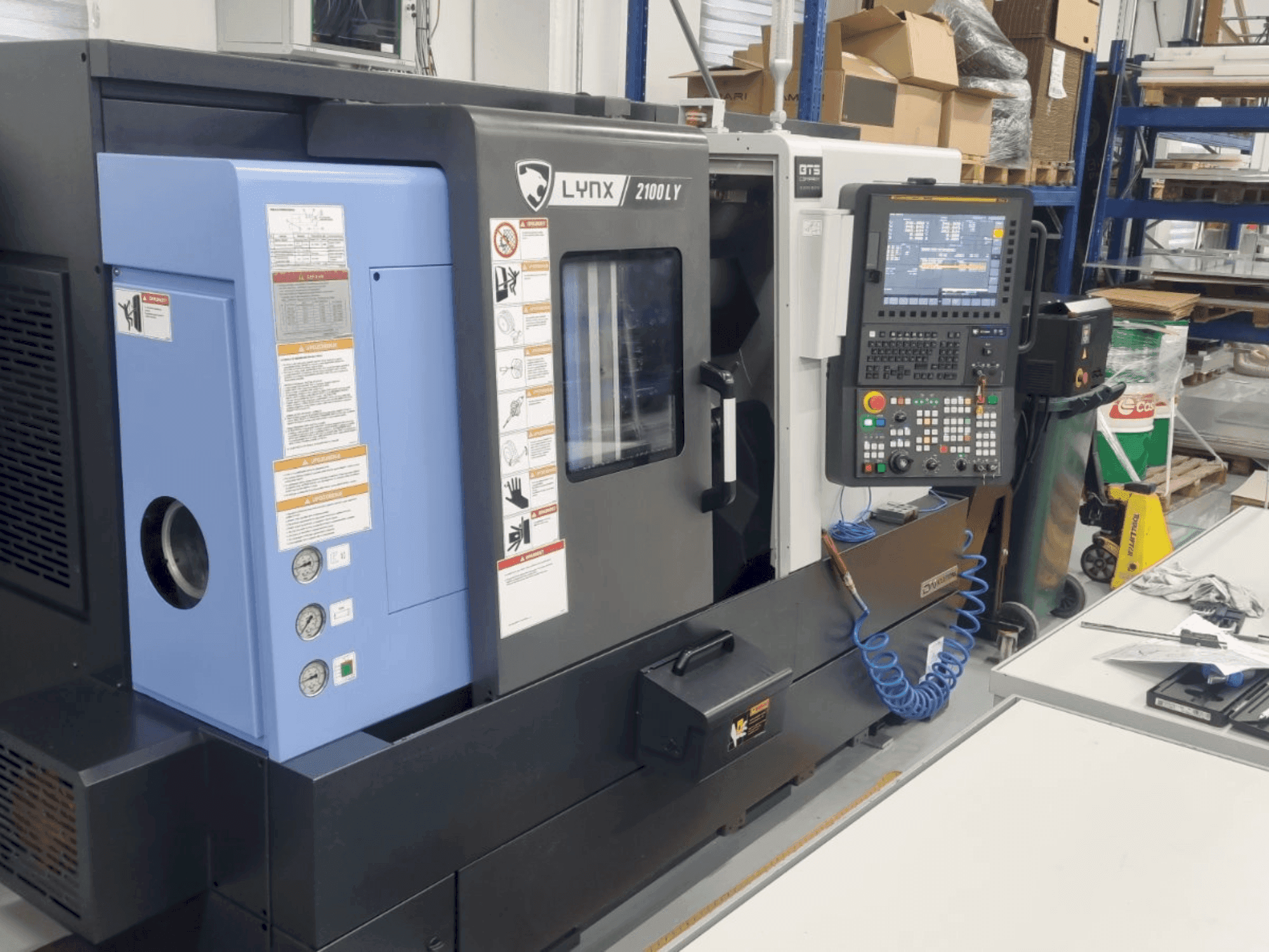 Prikaz  stroja DN SOLUTIONS LYNX 2100 LYB  sprijeda