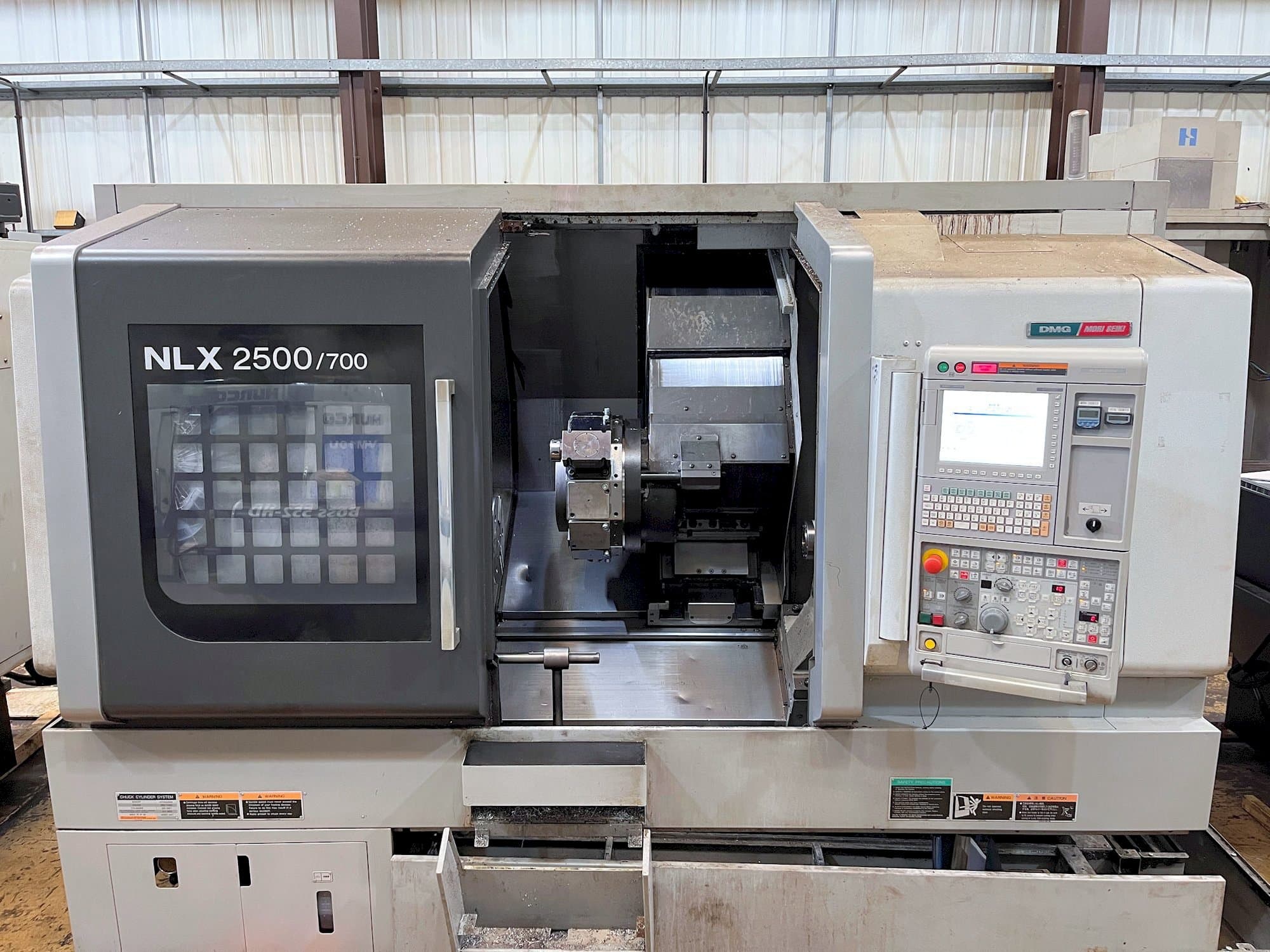 Prikaz  stroja MORI SEIKI NLX2500Y-700  sprijeda