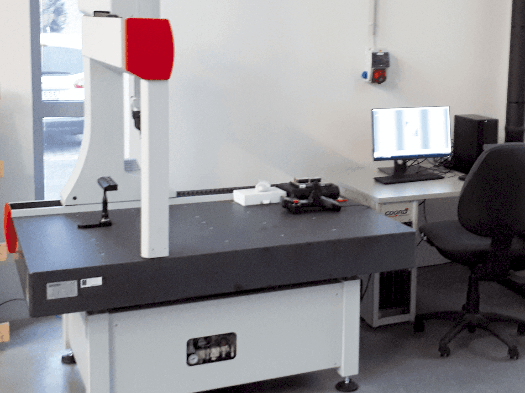 Prikaz  stroja Coord3 ARES NT-L 10.7.5 CNC  sprijeda