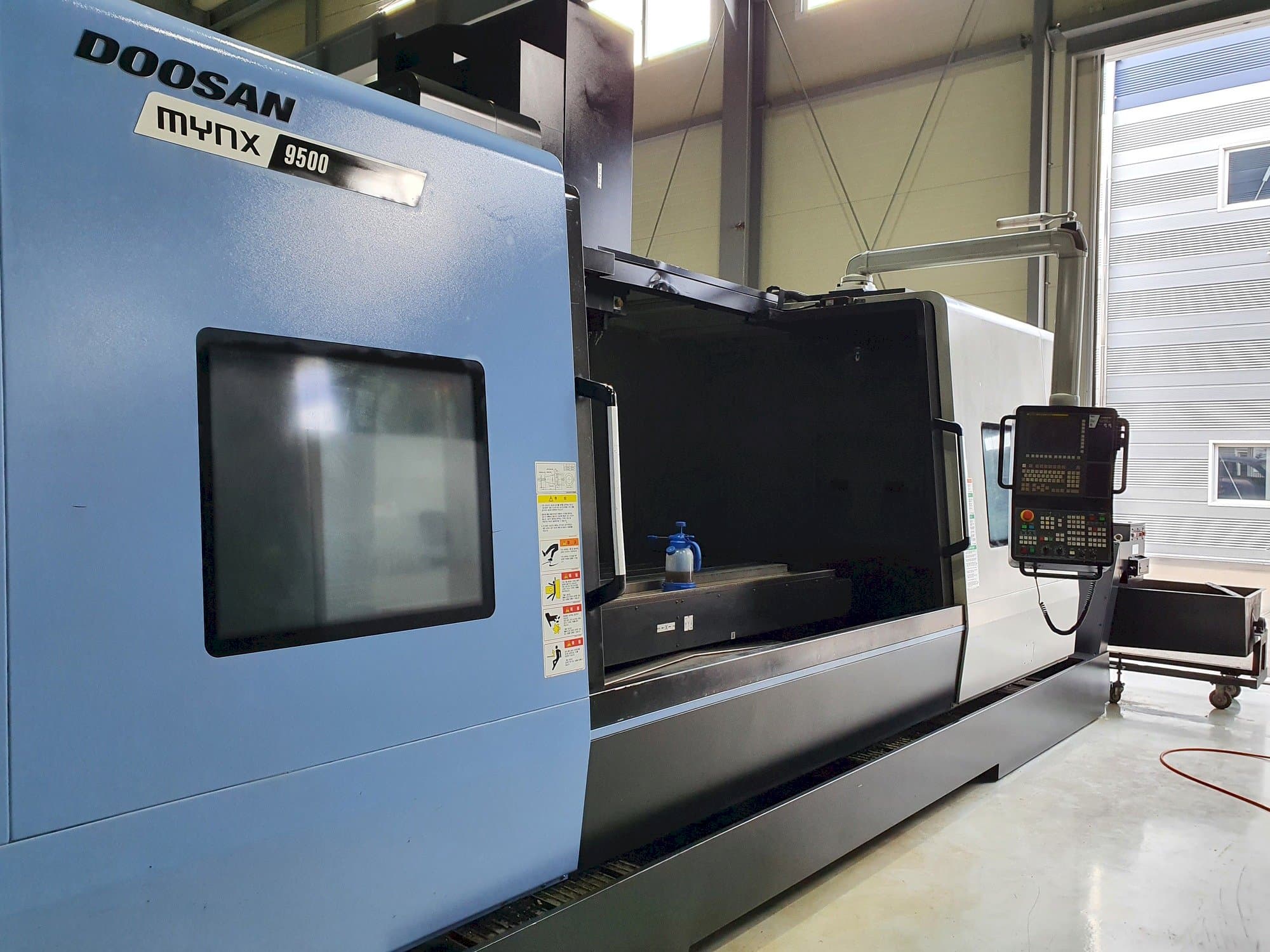 Prikaz  stroja Doosan MYNX 9500  sprijeda