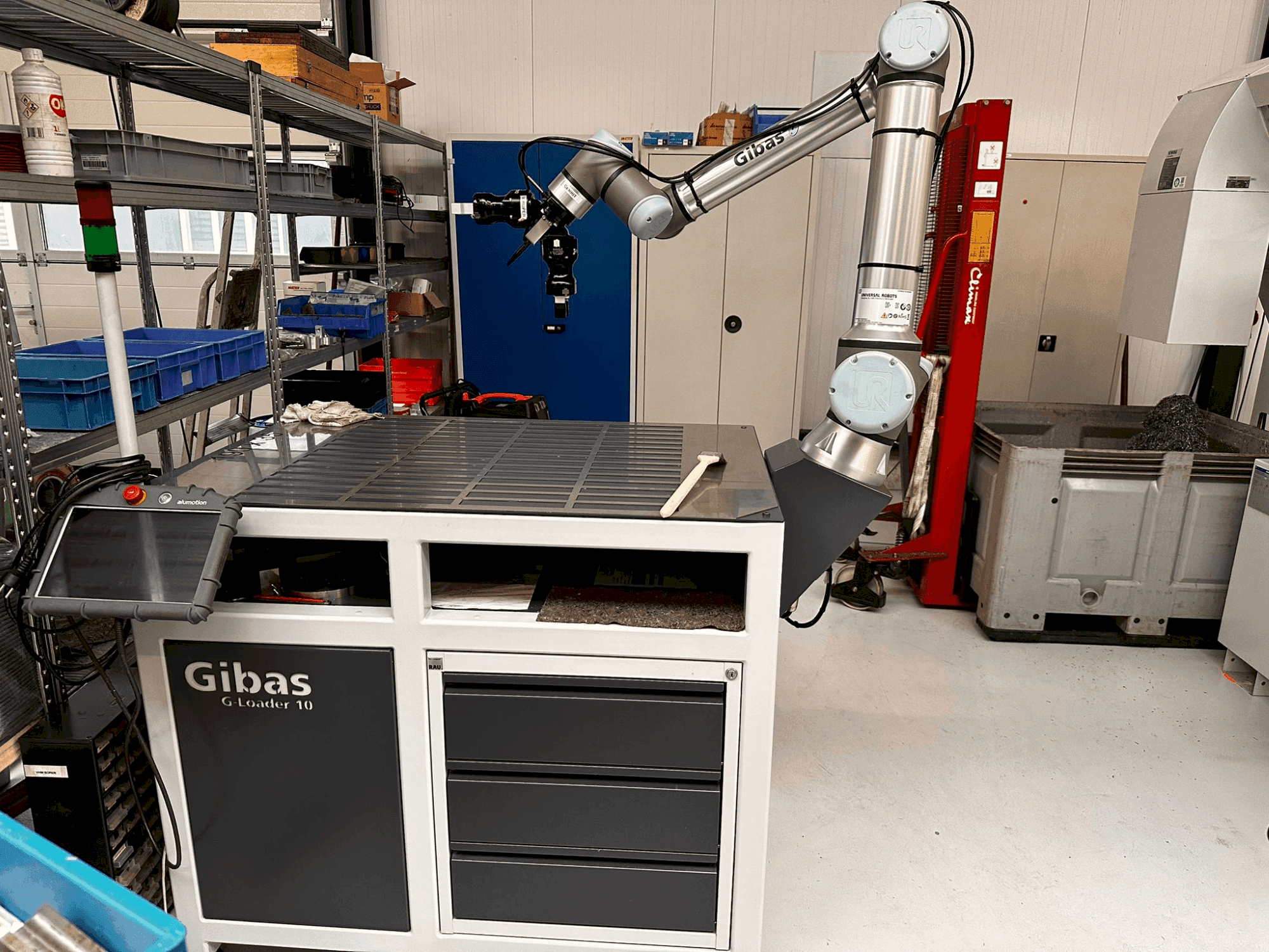 Prikaz  stroja Universal Robots UR10e-Serie  sprijeda