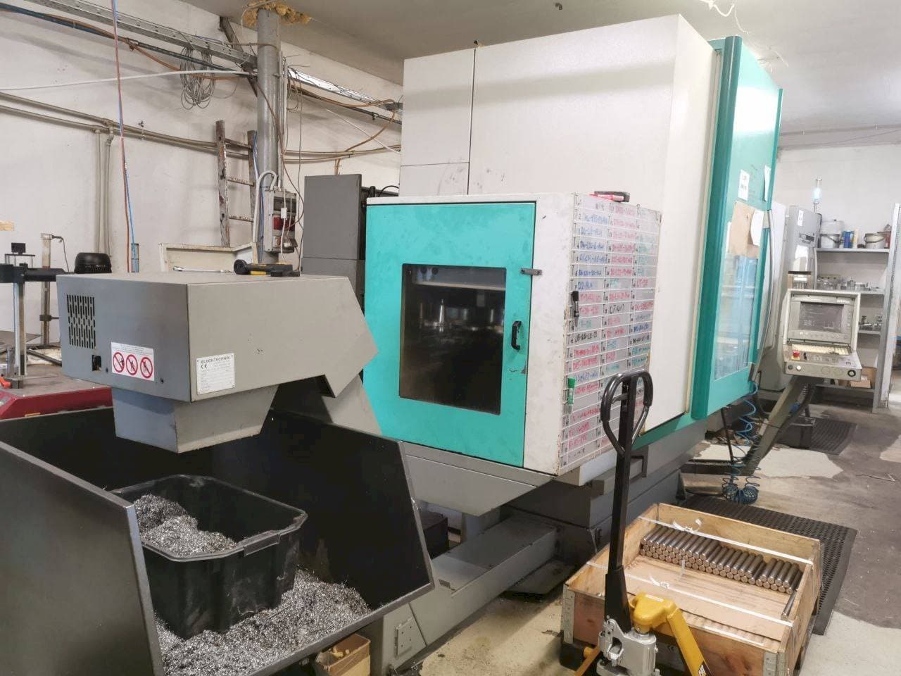 Prikaz  stroja DECKEL MAHO 70 V  sprijeda