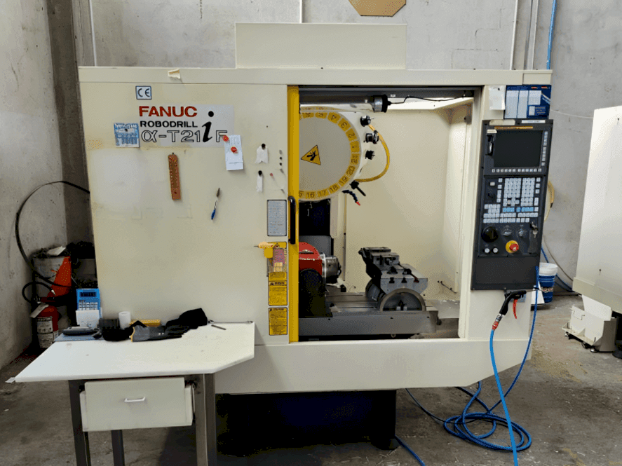 Prikaz  stroja FANUC Robodrill Alpha T21iF  sprijeda