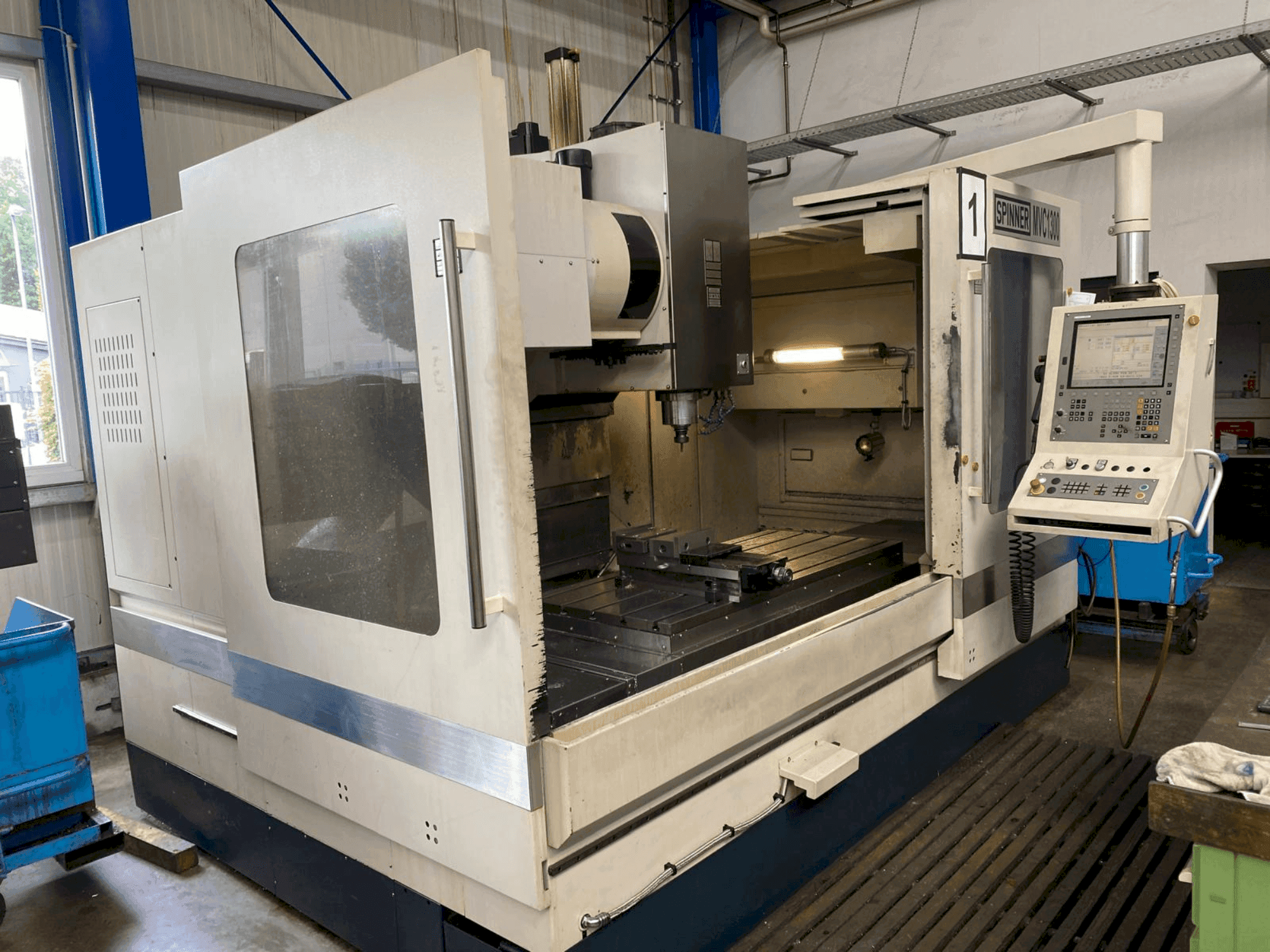 Prikaz  stroja SPINNER MVC 1300  sprijeda