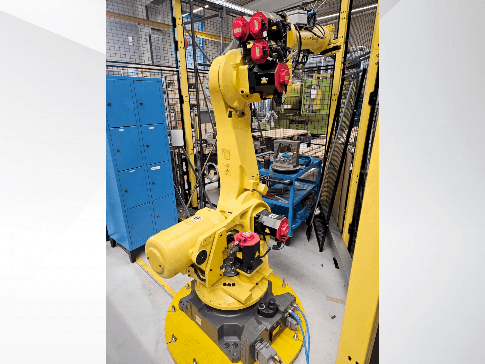 Prikaz  stroja FANUC R2000iB/165F  sprijeda