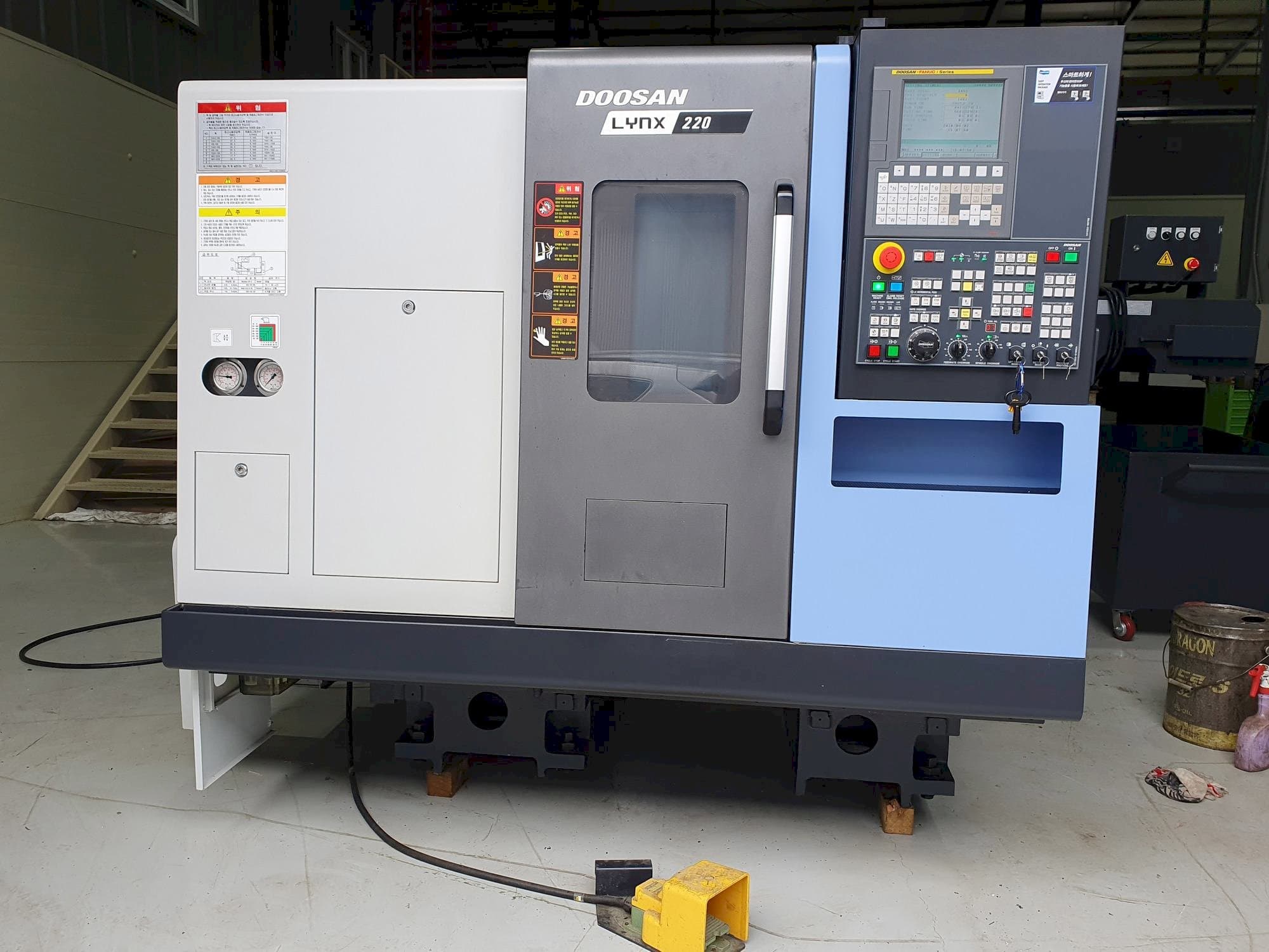 Prikaz  stroja Doosan LYNX220C  sprijeda