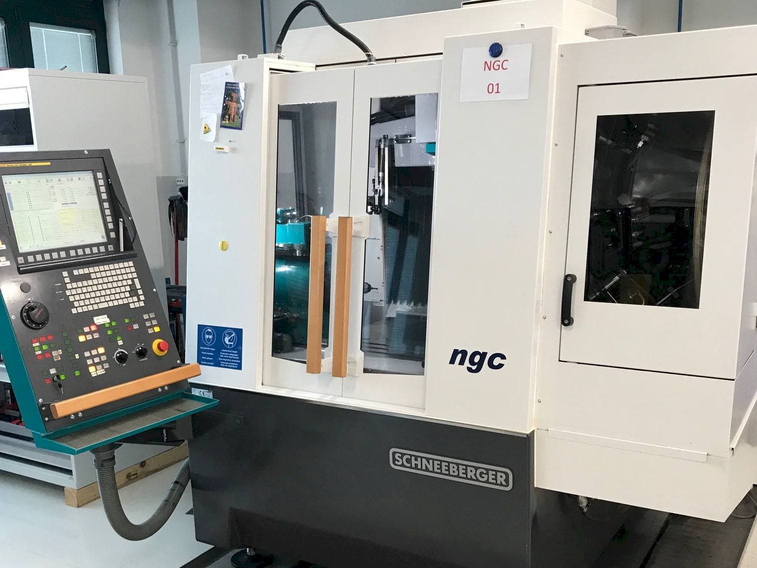 Prikaz  stroja Schneeberger NGC  sprijeda