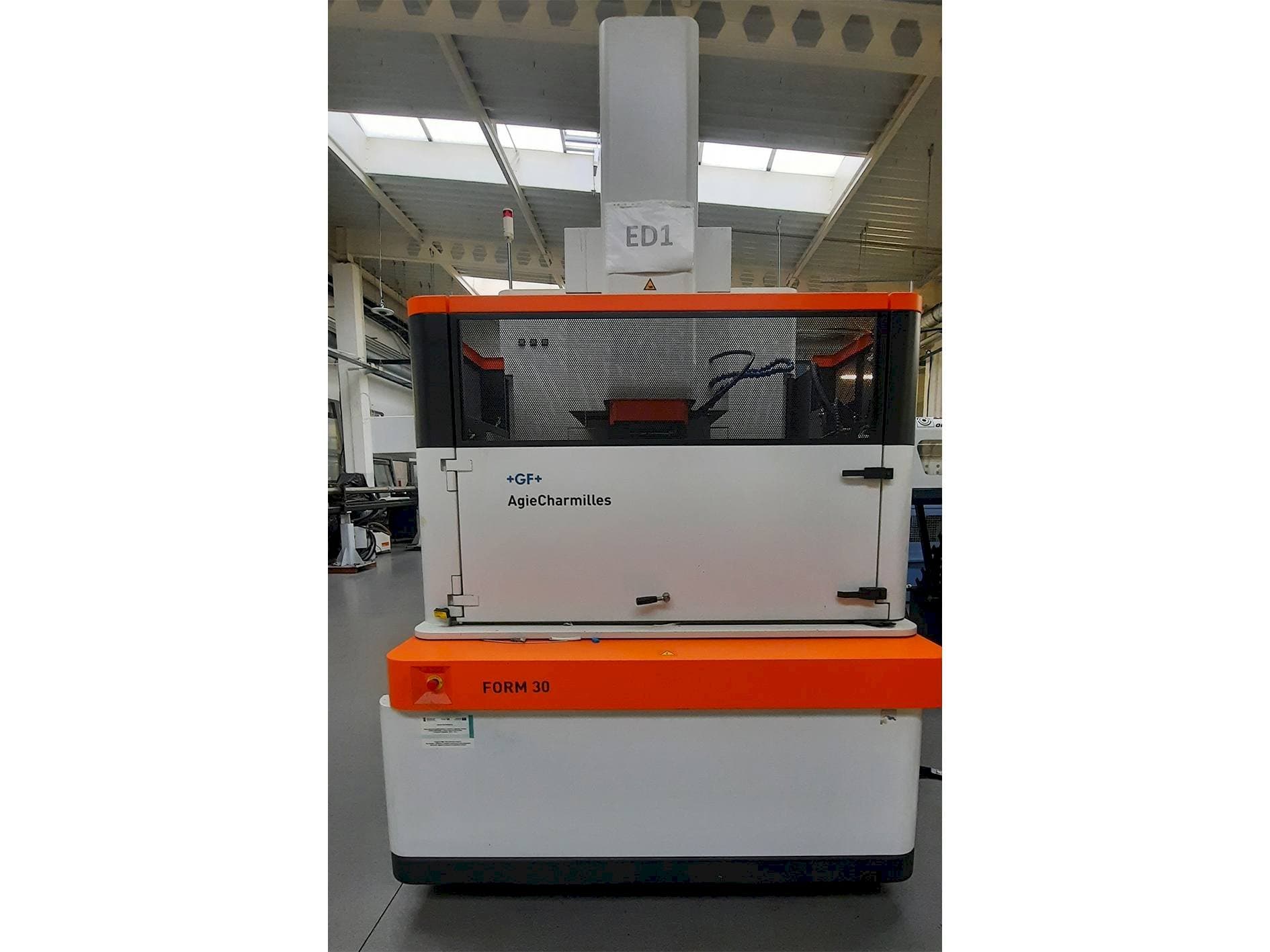 Prikaz  stroja AgieCharmilles FORM 30  sprijeda