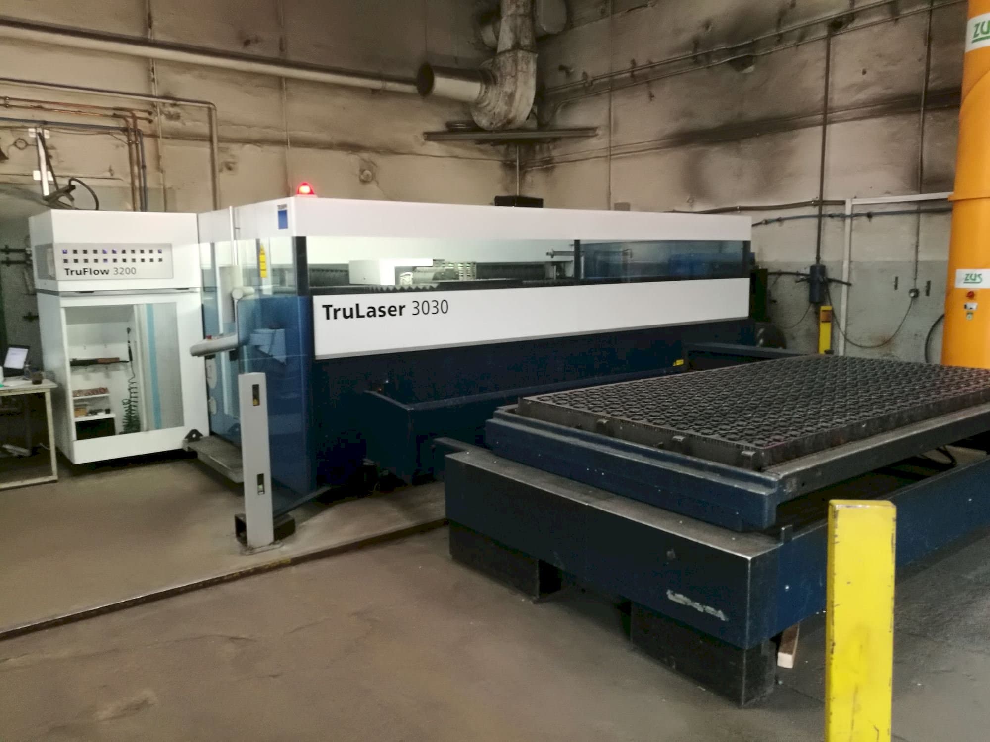Prikaz  stroja Trumpf TruLaser 3030 L20  sprijeda