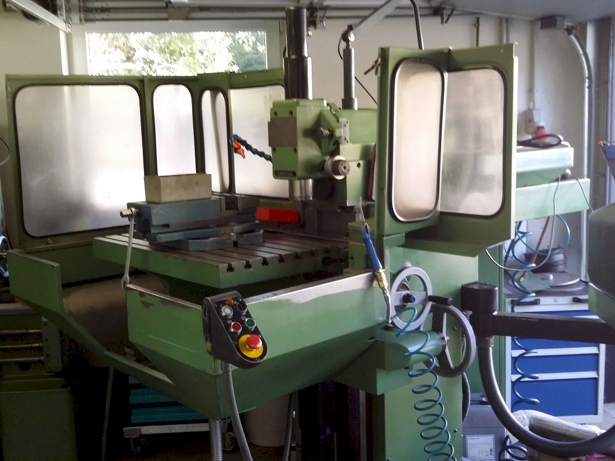 Prikaz  stroja DECKEL FP4A  sprijeda