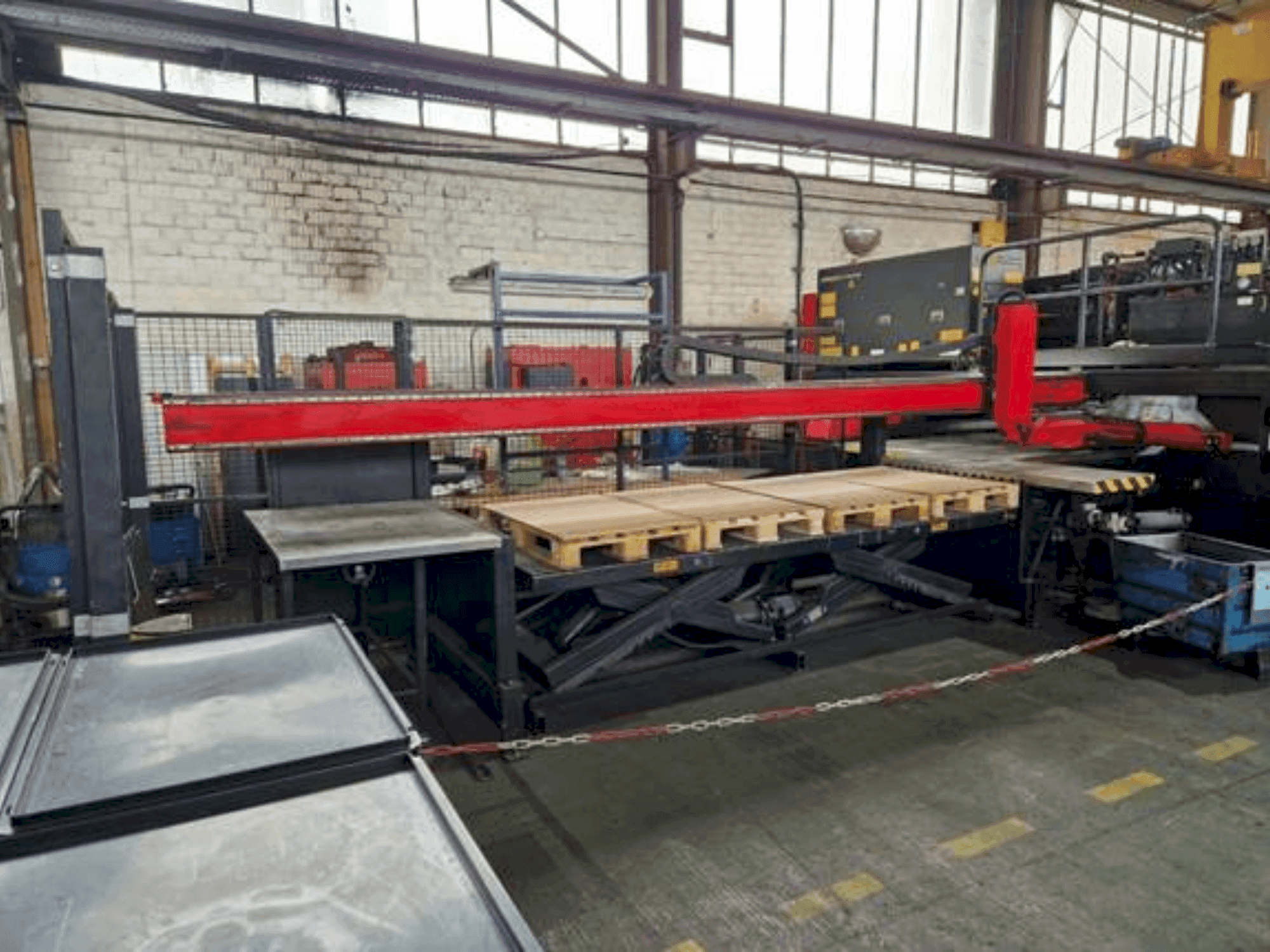 Prikaz  stroja AMADA AP3-2610 V  sprijeda
