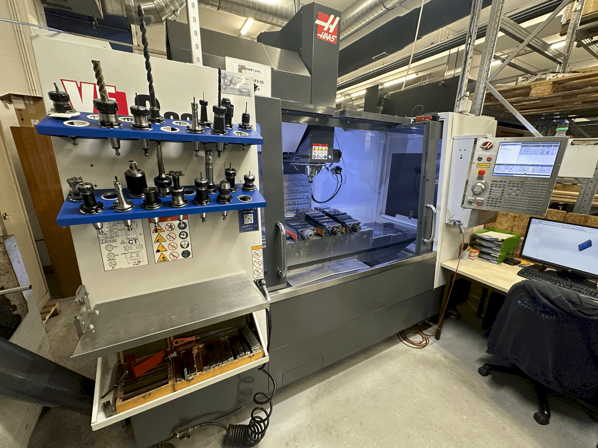 Prikaz  stroja HAAS VF-3SS  sprijeda