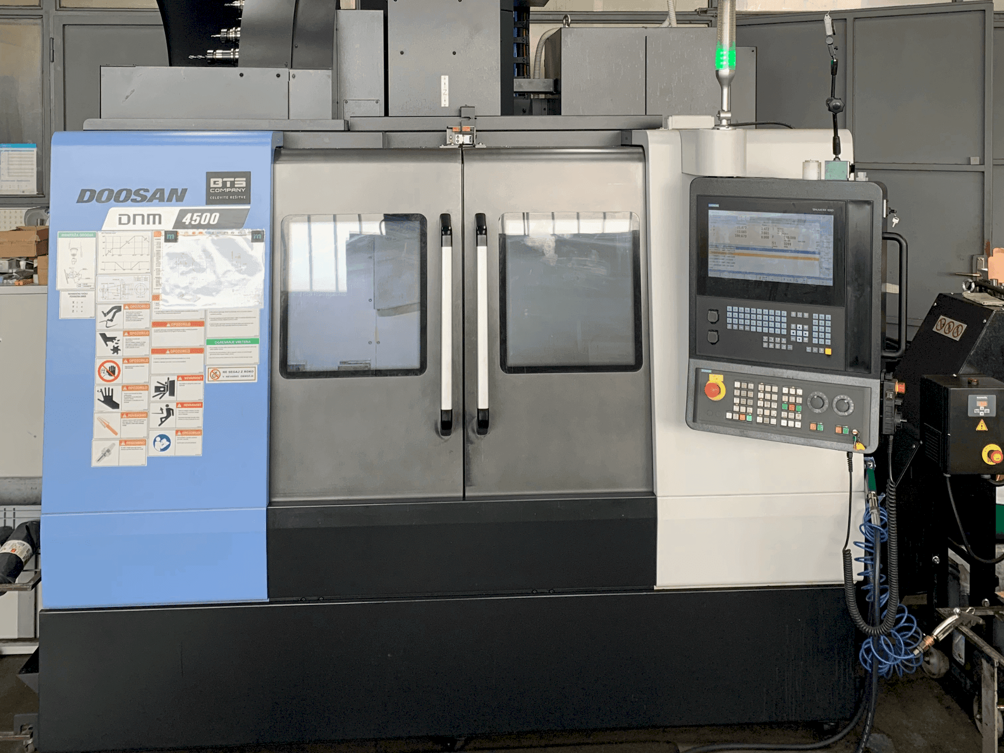 Prikaz  stroja DOOSAN DNM 4500  sprijeda
