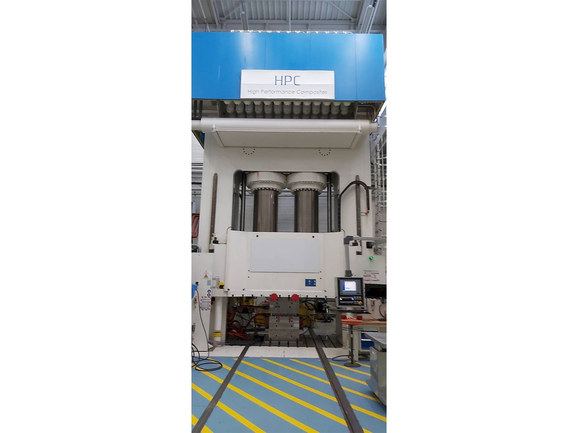 Prikaz  stroja Dieffenbacher 2500 Ton  sprijeda