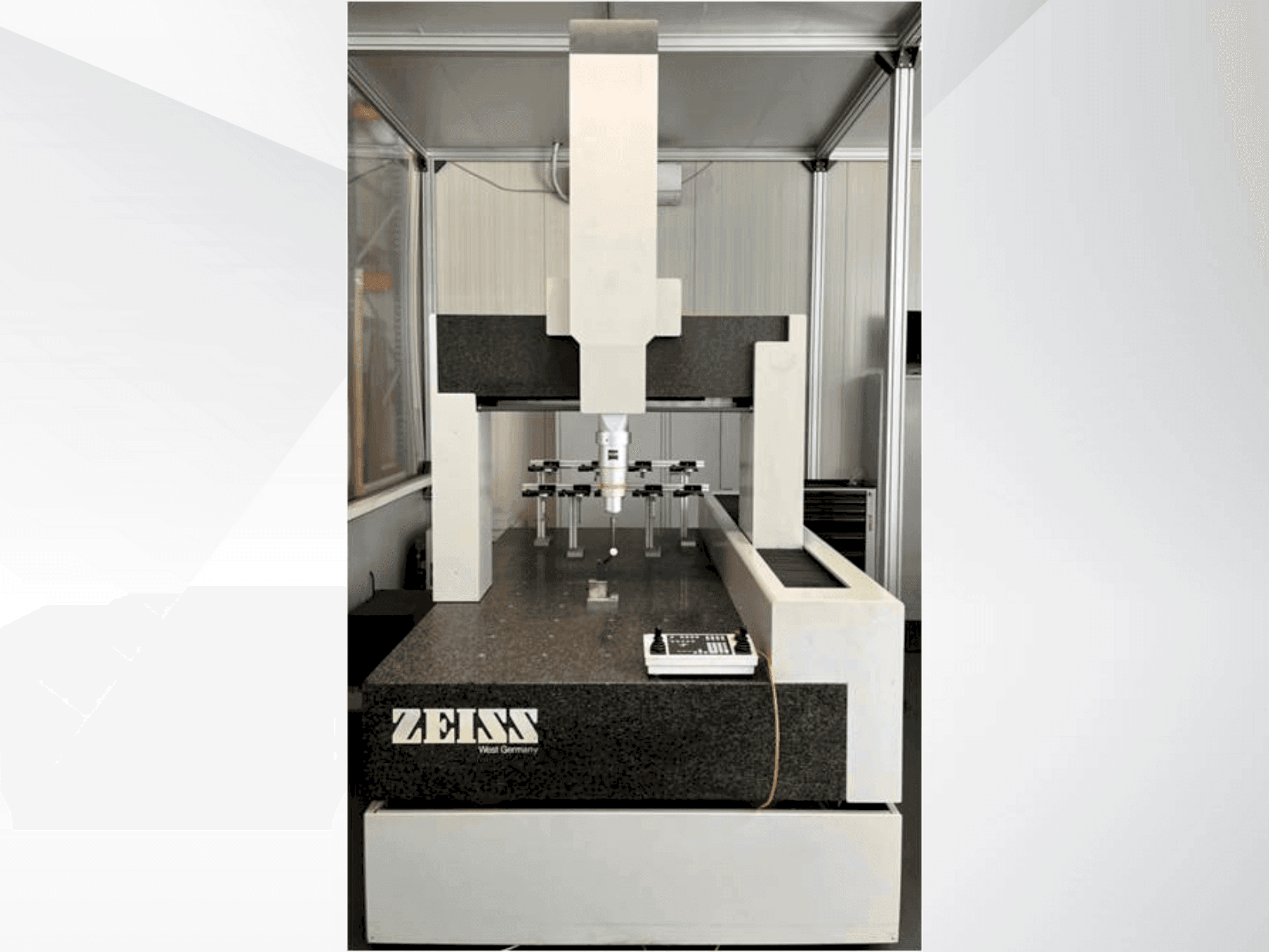 Prikaz  stroja ZEISS UMC 850  sprijeda