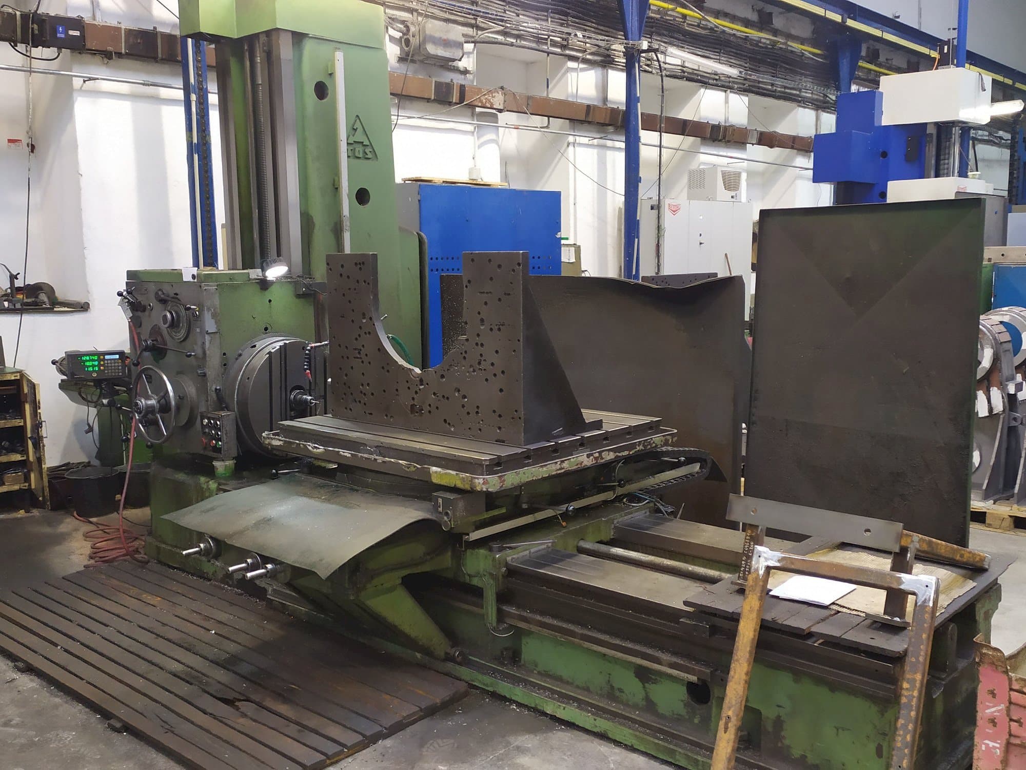 Prikaz  stroja TOS H 100  sprijeda