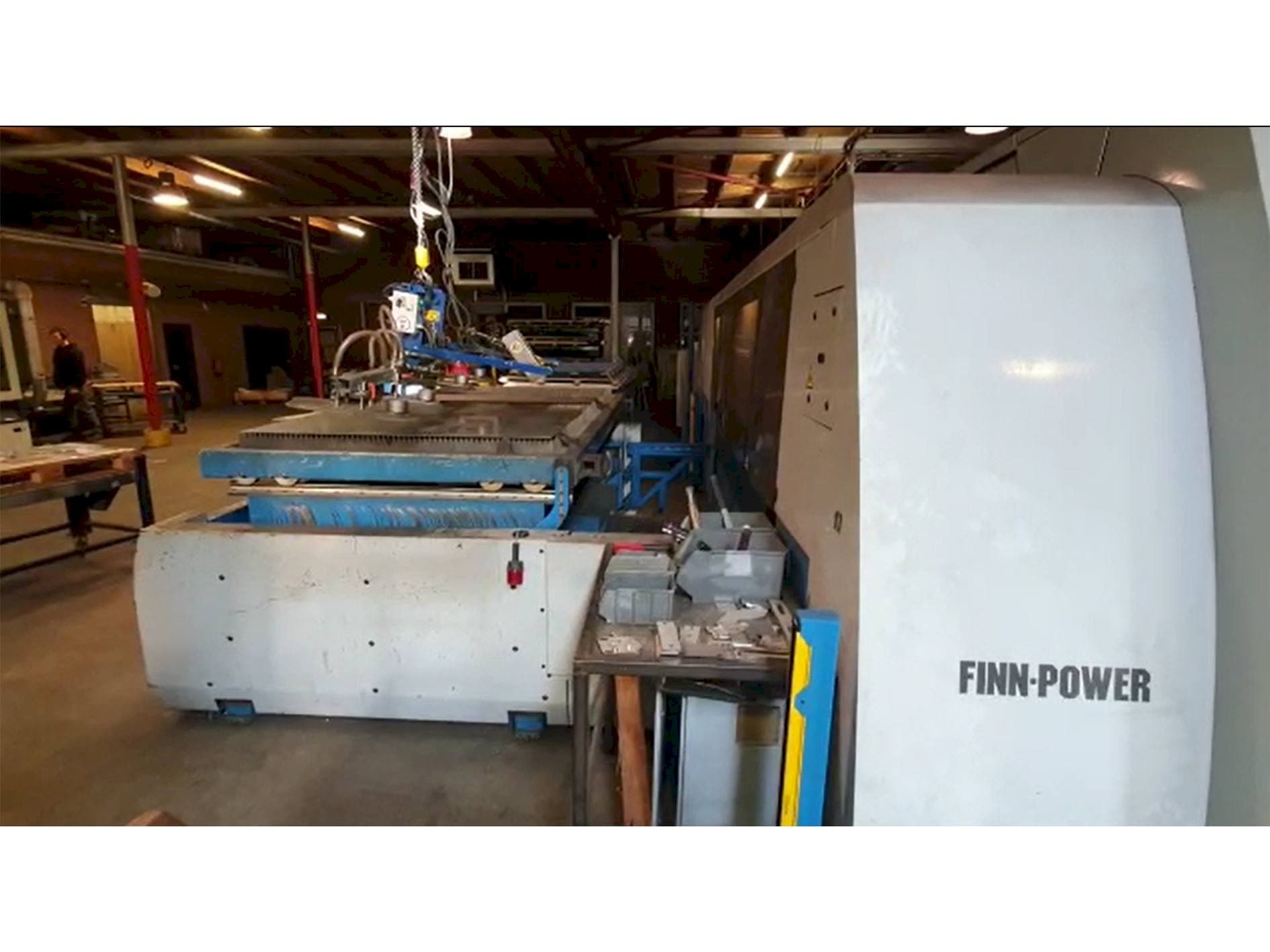 Prikaz  stroja Finn-Power L6 4kW CO2  sprijeda