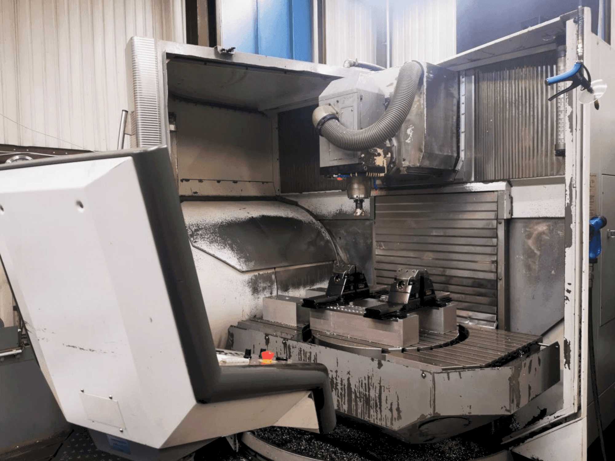 Radni prostor  stroja DECKEL MAHO DMU 100T
