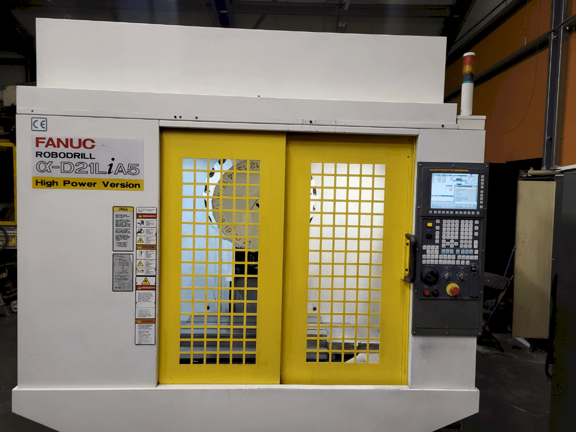 Prikaz  stroja FANUC Robodrill α-D21LiA5  sprijeda