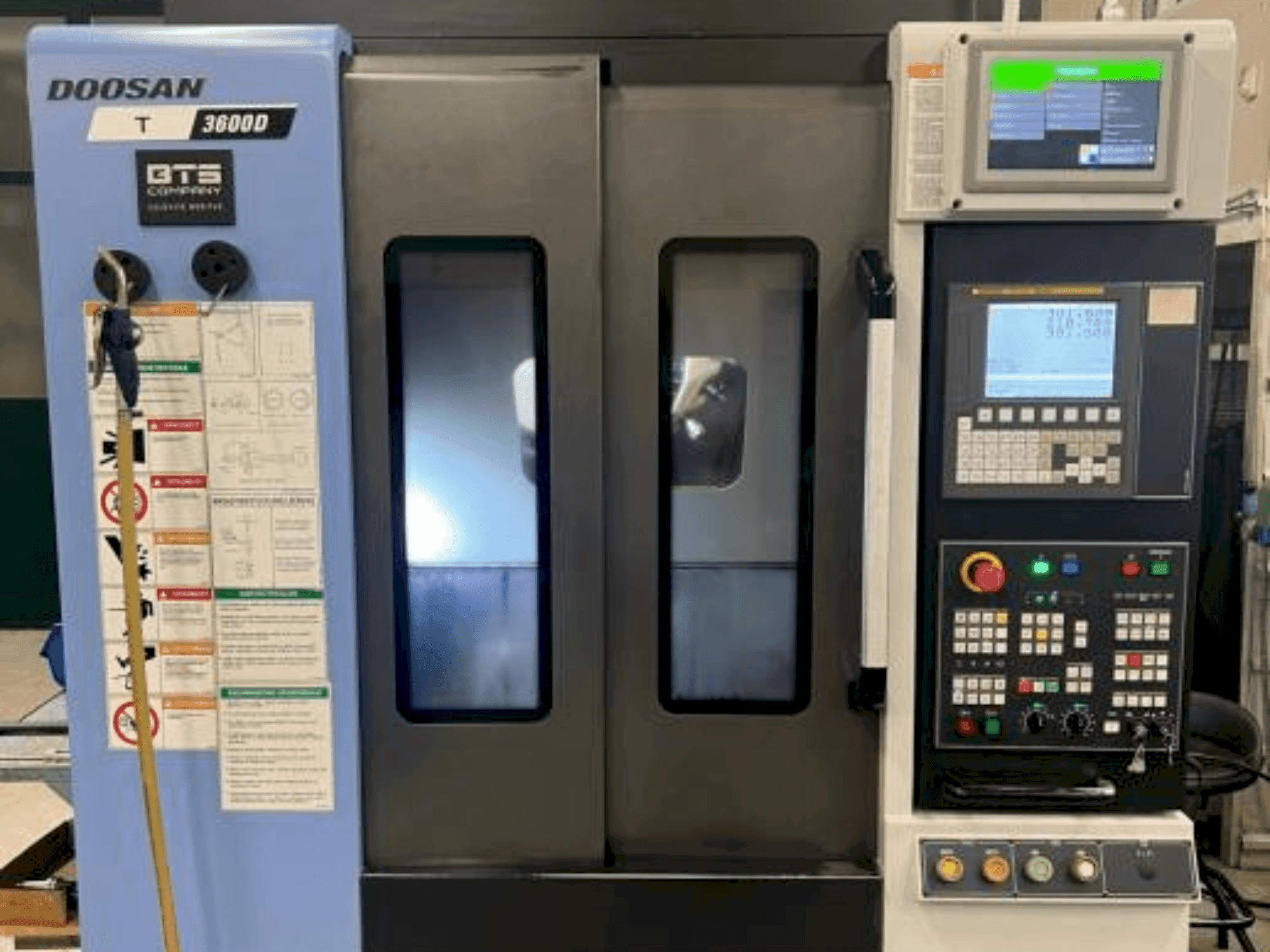 Prikaz  stroja DOOSAN T3600 D  sprijeda